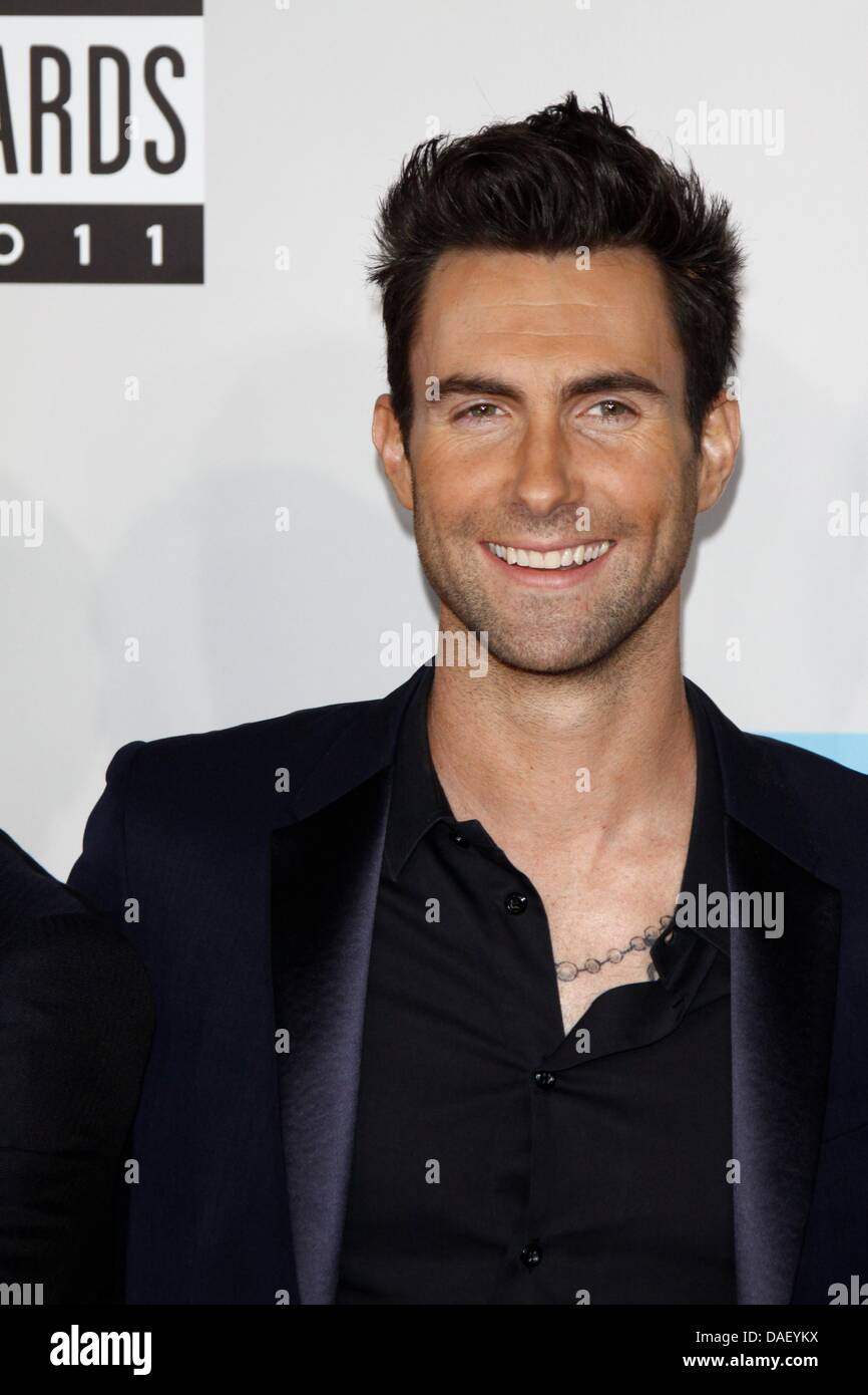 Il cantante Adam Levine di 'marrone 5' arriva a 2011 American Music Award presso il Nokia Theatre di Los Angeles Vive a Los Angeles, Stati Uniti d'America, il 20 novembre 2011. Foto: Hubert Boesl Foto Stock
