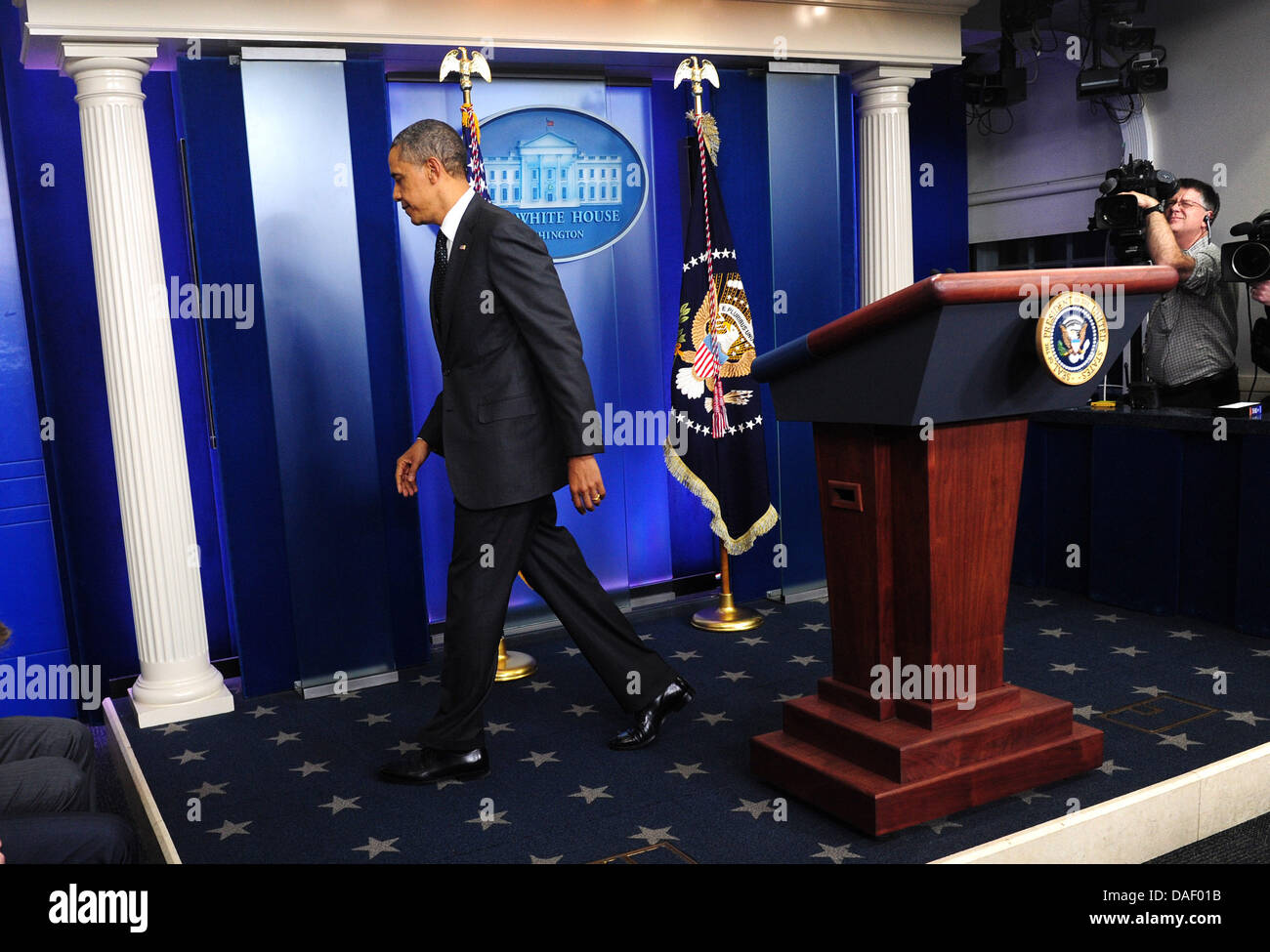 Il Presidente degli Stati Uniti Barack Obama fa una dichiarazione per quanto riguarda il fallimento del Congresso " la riduzione del deficit super comitato in Brady Press Briefing Room della casa bianca a Washington il 21 novembre 2011. Obama ha accusato i repubblicani per il fallimento del processo destinato a tagliare $1.2 trilioni dal bilancio ma invita il Congresso a "continuare a provare.' Credit: Roger L. Wollenberg / Po Foto Stock