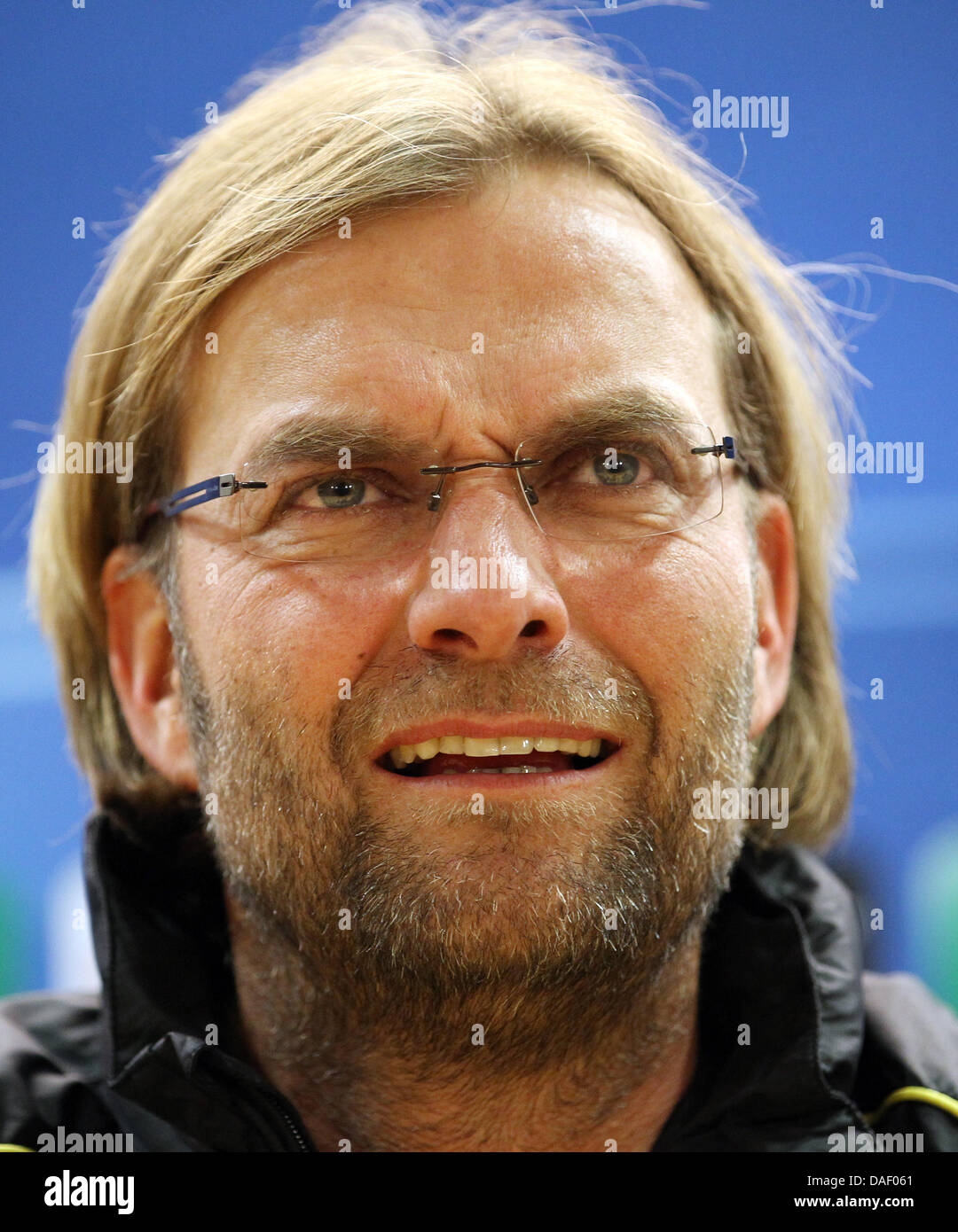 Dortmund's head coach Juergen Klopp parla durante una conferenza stampa presso l'Emirates Stadium di Londra, Inghilterra, 22 novembre 2011. Il Borussia Dortmund si gioca Arsenal FC in Champions League partite di gruppo il 23 novembre 2011. Foto: FRISO GENTSCH Foto Stock