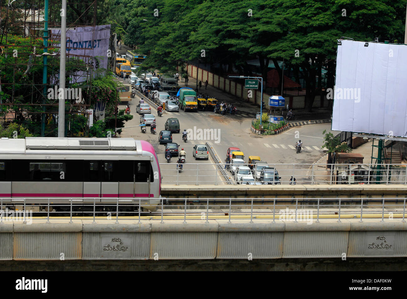 Treno della metropolitana al Trinity Circle, Bangalore Foto Stock