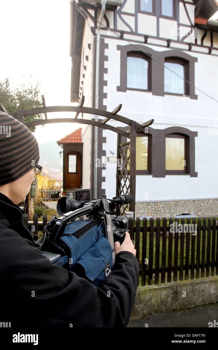 La residenza di un ex membro del consiglio di amministrazione della NPD, Ralf W., è raffigurato in Jena, Germania, 24 novembre 2011. La casa è stato cercato dalla polizia. Un ulteriore helper di neo-nazi terroristi è stato arrestato il giovedì. Operazioni speciali unità da GSG 9 arrestati il 32 enne Andre E. dalla Sassonia hereon giovedì, secondo la Repubblica federale tedesca del Procuratore europeo Offic Foto Stock