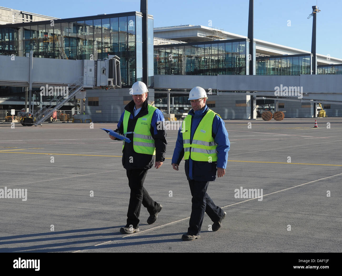 Ralph Rothenhagen (L) e Jens Schwarz dal TÜV Rheinland a piedi passato recentemente costruita jetways presso il nuovo aeroporto di BER in Schoenefeld, Germania, 25 novembre 2011. Al momento, TÜV è che approva la sicurezza dello stato tecnico dell'jetways. Quando l'aeroporto apre il 3 giugno 2012, sarà in grado di gestire circa 27 milioni di passeggeri ogni anno a Berlino. Foto: BERND SETTNIK Foto Stock