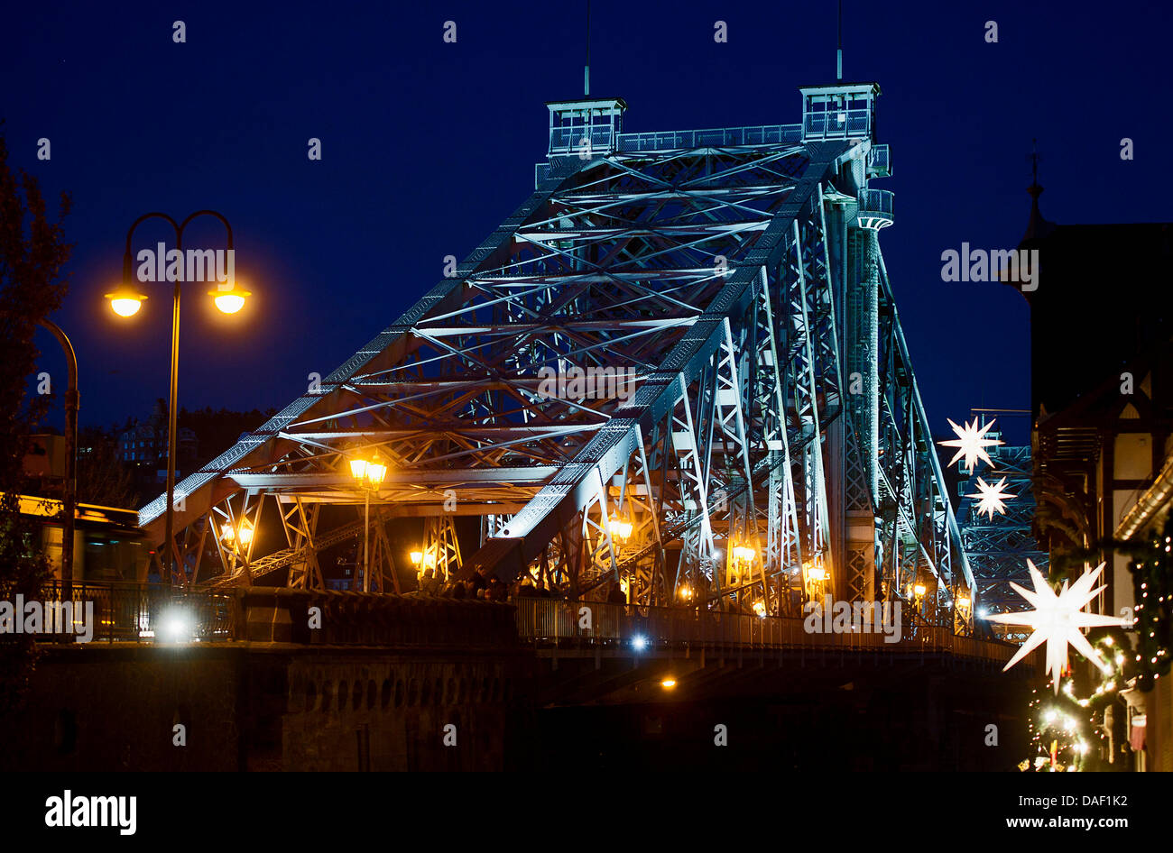 Il ponte di Loschwitz, meglio noto come "Meraviglia Blu", e l'albero di Natale di Schillerplatz risplendere dopo la partenza ufficiale segnale per attivare il nuovo ponte di illuminazione in Dresden, Germania, 25 novembre 2011. 60 faretti LED rendono i contorni del ponte visibile. In estate la luce sarà spento per un'ora, in inverno il bridge è acceso fino alle 11:oo pm. Th Foto Stock