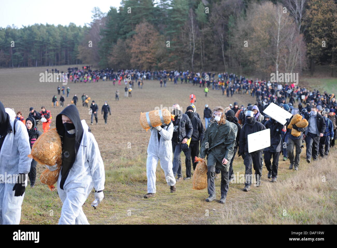 Anti-attivista nucleare a piedi sul loro modo al railtracks fare 'Schottern' durante la protesta contro la ruota di trasporto nucleare nei pressi di Metzingen, Germania, 26 novembre 2011. Schottern descrive una strategia in cui manifestanti rimuovere la ghiaia fra il railtracks allo scopo di ritardare o addirittura arrestare il treno che trasportano contenitori Castor. Xiii Castor con trasporto nucleare tedesco Foto Stock