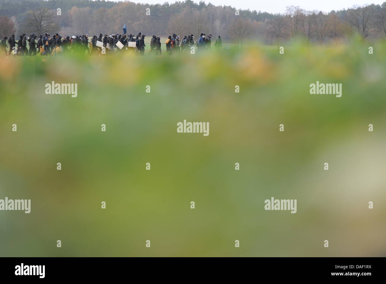 Anti-attivista nucleare a piedi sul loro modo al railtracks fare 'Schottern' durante la protesta contro la ruota di trasporto nucleare nei pressi di Metzingen, Germania, 26 novembre 2011. Schottern descrive una strategia in cui manifestanti rimuovere la ghiaia fra il railtracks allo scopo di ritardare o addirittura arrestare il treno che trasportano contenitori Castor. Xiii Castor con trasporto nucleare tedesco Foto Stock