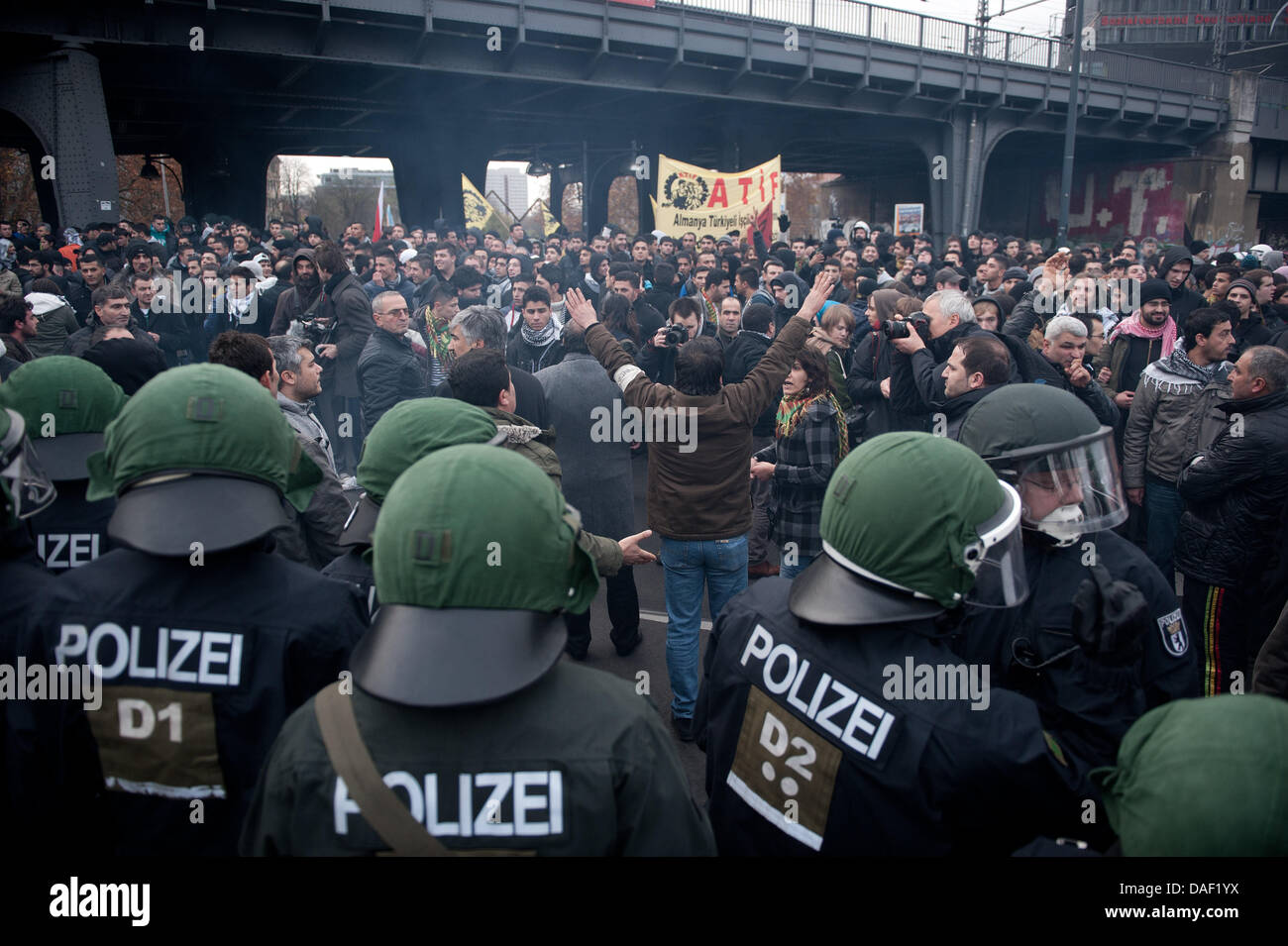 Gli ufficiali di polizia a stare di fronte di manifestanti di una dimostrazione contro il fascismo e la polizia di stato a Berlino, Germania, 26 novembre 2011. Diverse centinaia di persone hanno manifestato per le strade e hanno criticato la ancora poco chiaro rapporto tra costituzione tutela e membri della nazionale socialista Metropolitana (NSU). Dopo una dimostrazione curda è stato arrestato lo stesso giorno, severa Foto Stock