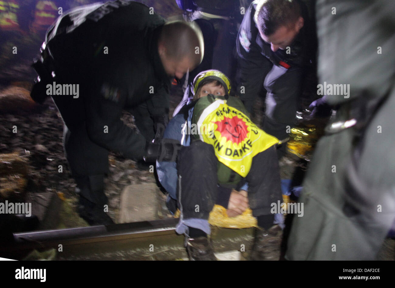 Gli ufficiali di polizia arresto un anti-nucleare attivista come si tenta di sciogliere un sit-in bloccando i binari ferroviari durante le proteste contro la ruota di trasporto nucleare nei pressi di Harlingen, Germania, 27 novembre 2011. Il XIII trasporto Castor con i tedeschi di rifiuti nucleari è atteso ad interim storage facility in Gorleben dall'impianto di ritrattamento in Francia questo fine settimana. Foto: Kay Niet Foto Stock