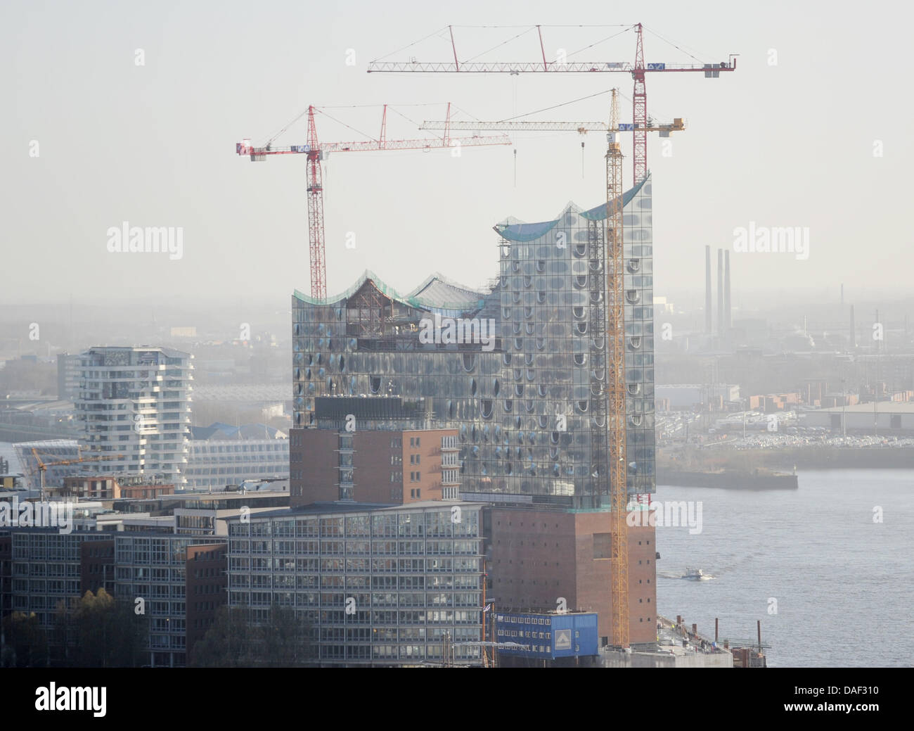 Il sole splende sul sito della costruzione dell'Elbe Philharmonic Hall di Amburgo, Germania, 28 novembre 2011. Foto: Angelika Warmut Foto Stock