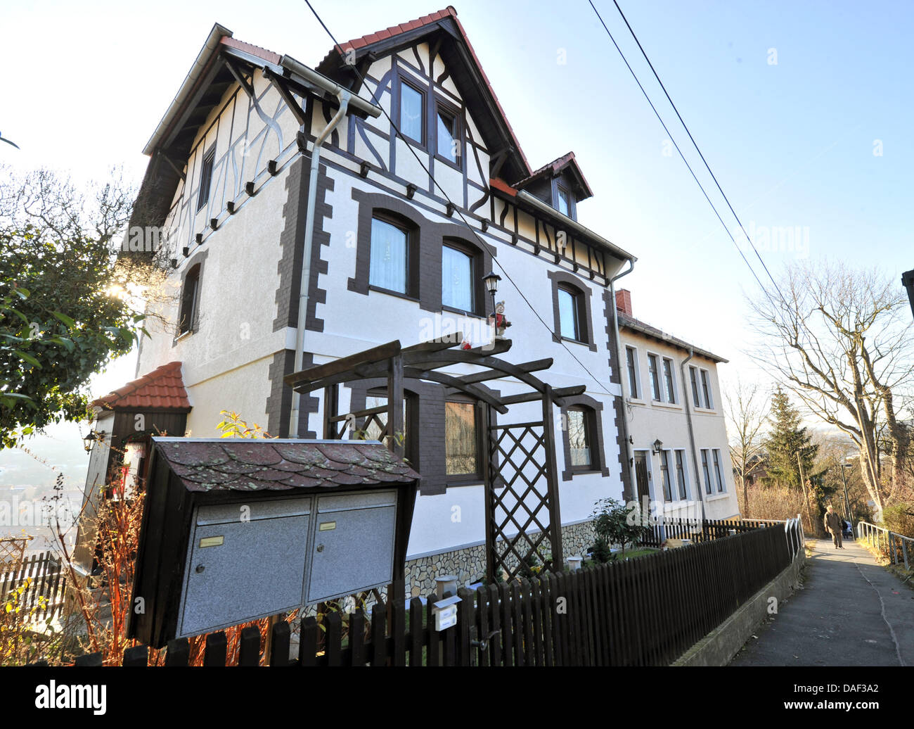 La residenza del presunto neo-nazi-terroristi R. Wohlleben è visto in Jena, Germania, 29 novembre 2011. L'ex funzionario NPD è stato preso in custodia qui al mattino. Wohlleben è sospettato di aver sostenuto il gruppo terrorista "Nazional Socialista" della metropolitana (NSU), il tedesco federale Bar in Karlsruhe segnalati. Il 36-anno-vecchio tedesco è accusato dell'accessorio a sei Foto Stock