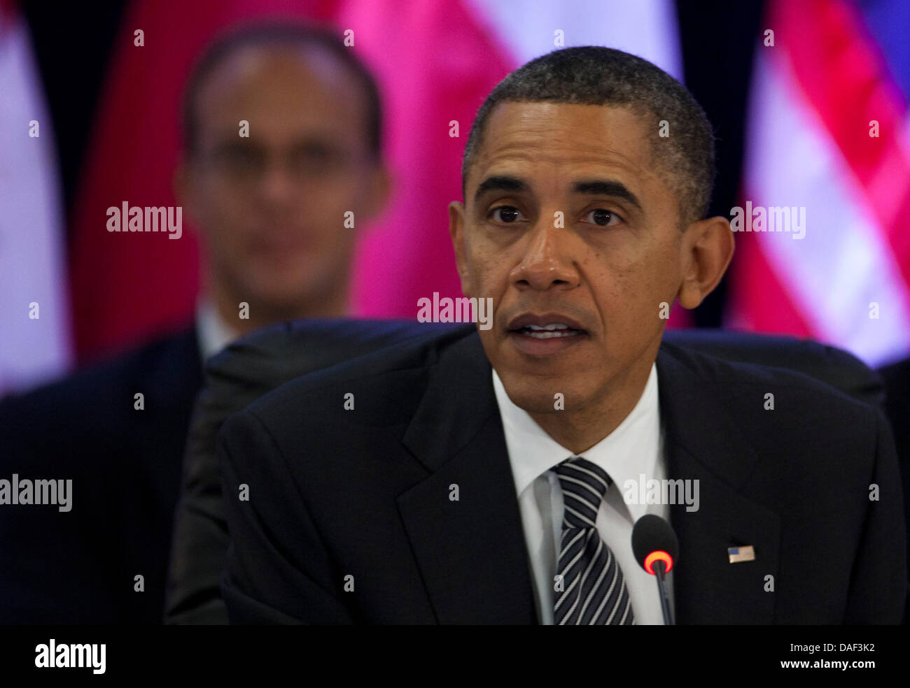 Il Presidente degli Stati Uniti Barack Obama fa commento come egli incontra Trans-Pacific leader di partenariato (non mostrato) alla Hale Koa Hotel a Honolulu, Hawaii, 12 novembre 2011. Foto: Kent Nishimura / Pool via CNP Foto Stock