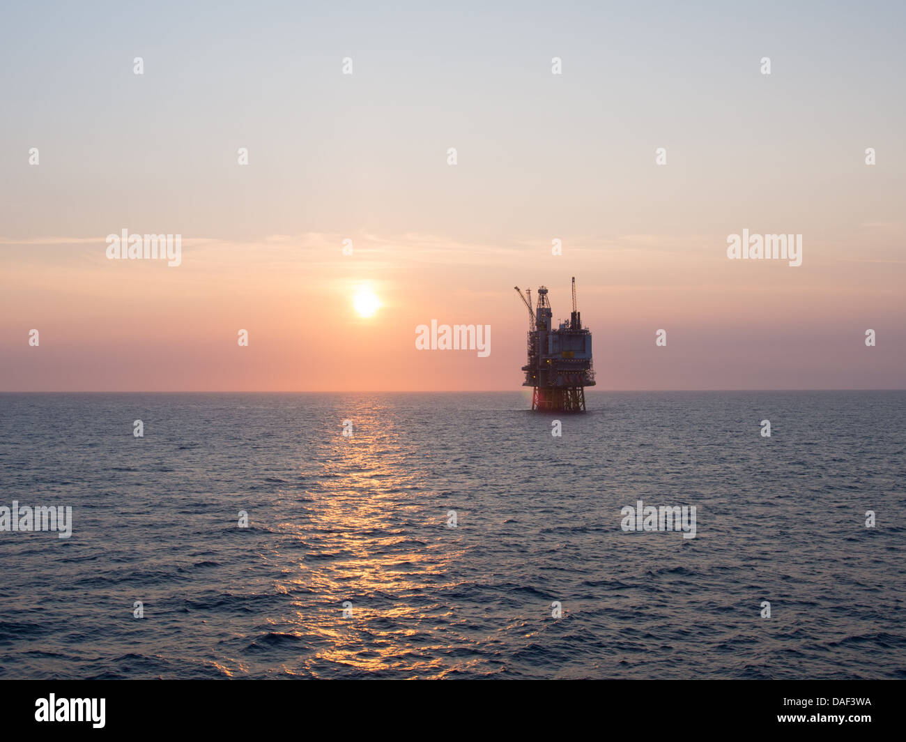 Sunrise a un offshore oil platform sul Mare del Nord, nel settore norvegese Foto Stock