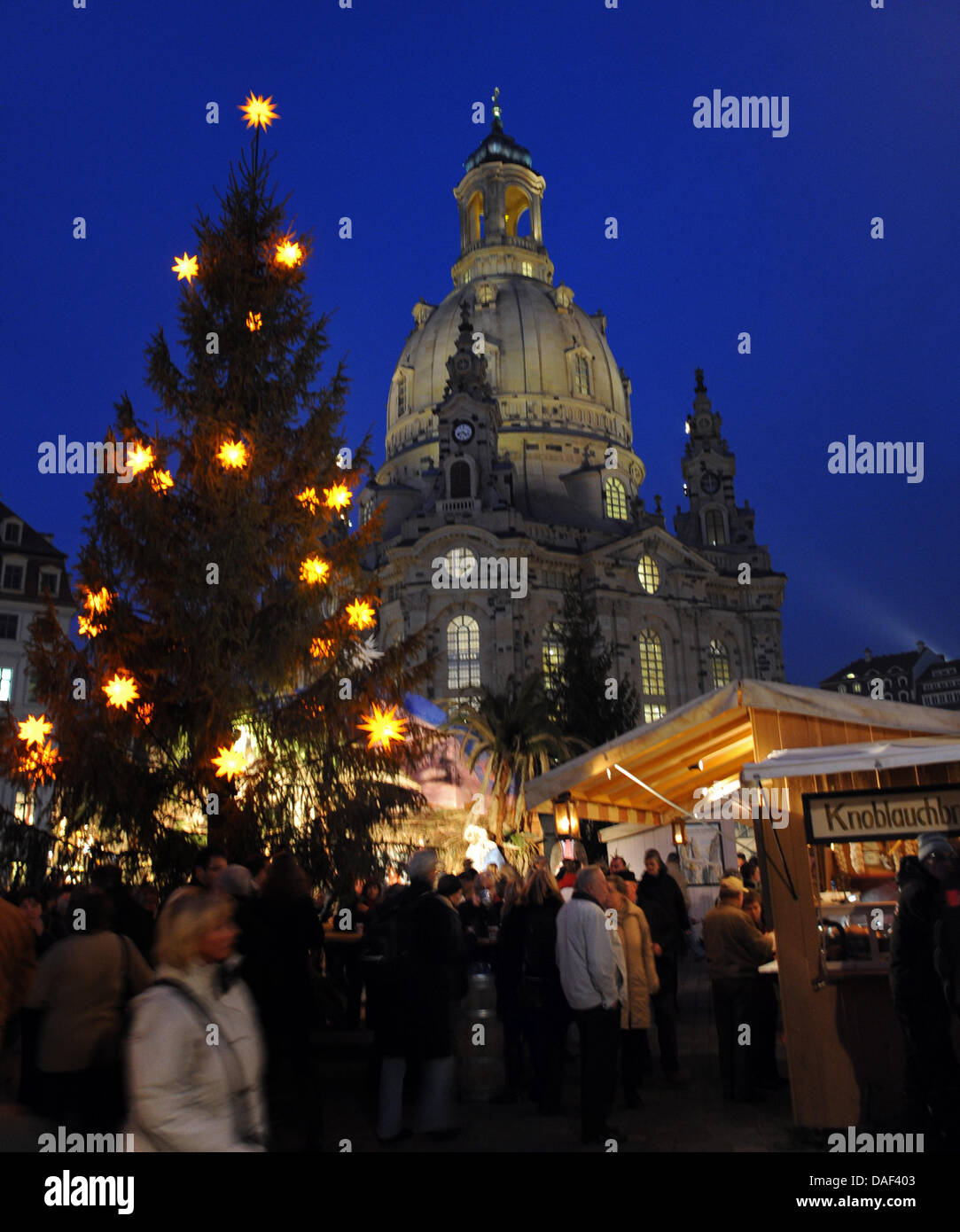 I visitatori del Mercatino di Natale a piedi attraverso la Altmarkt piazza di fronte alla chiesa di Nostra Signora di Dresda, in Germania, il 30 novembre 2011. Il mercato è aperto fino al 24 dicembre. Foto: MATTHIAS HIEKEL Foto Stock