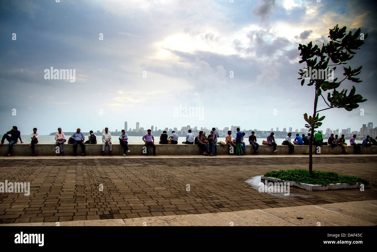 Marine Drive mumbai gente seduta sulla parete del mare lungomare Foto Stock