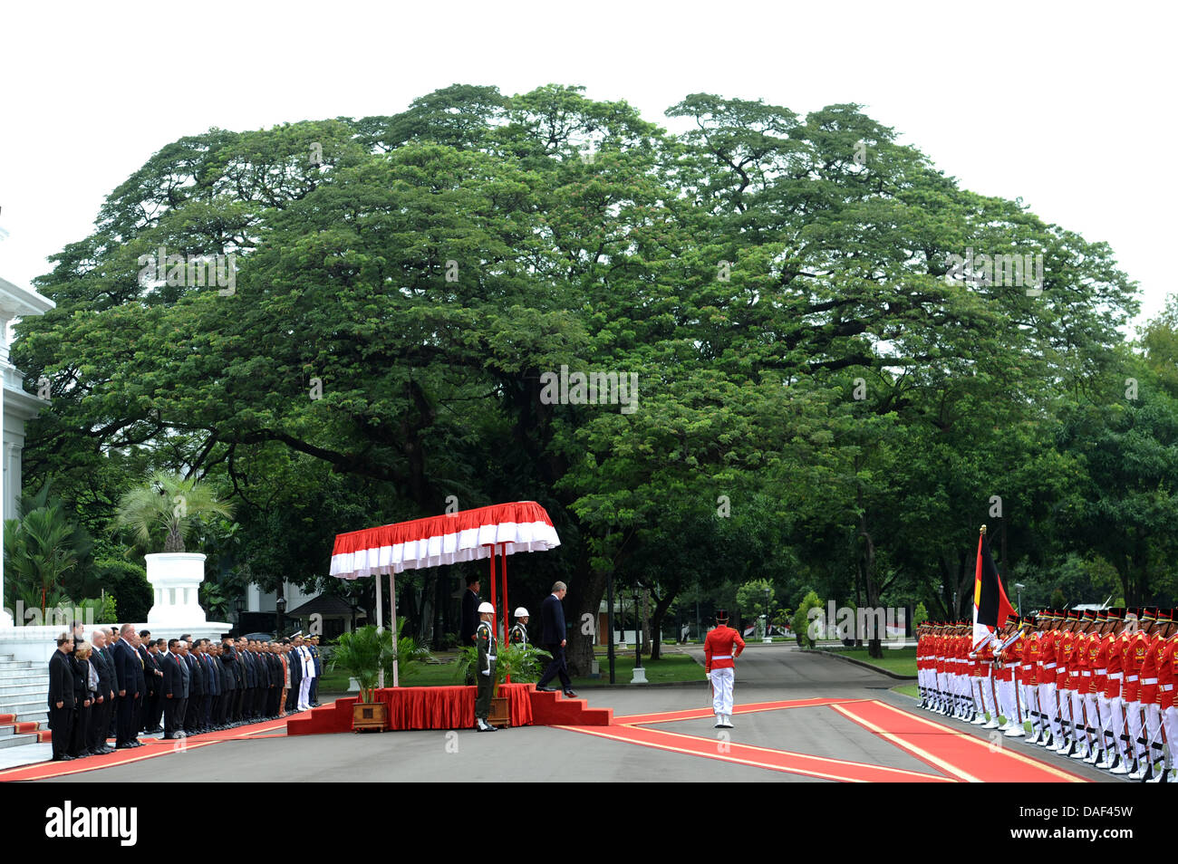 Il Presidente tedesco Christian Wulff (sui gradini) è accolto dal presidente indonesiano Susilo Bambang Yudhoyono presso il presidente del palazzo Istana Merdeka a Jakarta, Indonesia, 01 dicembre 2011. Wulff visita il Bangladesh e Indonesia durante i suoi sei giorni di visita in Asia. Foto: RAINER JENSEN Foto Stock