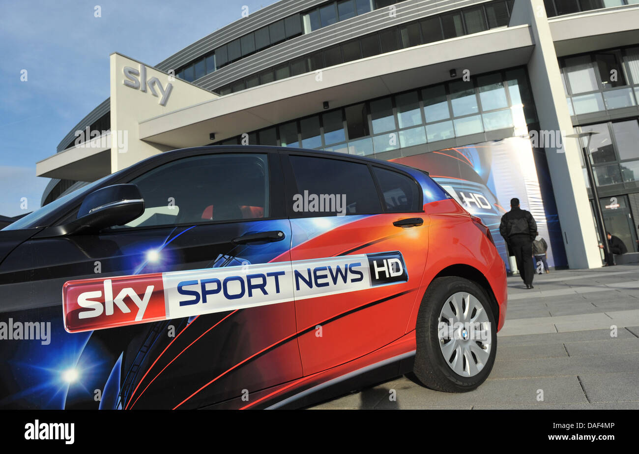 Il logo della sport news channel SKY Sport News HD' è collegato al lato di una vettura parcheggiata di fronte alla sede centrale del cielo in Unterfoehring vicino a Monaco di Baviera, Germania, 01 dicembre 2011. Foto: Andreas Gebert Foto Stock