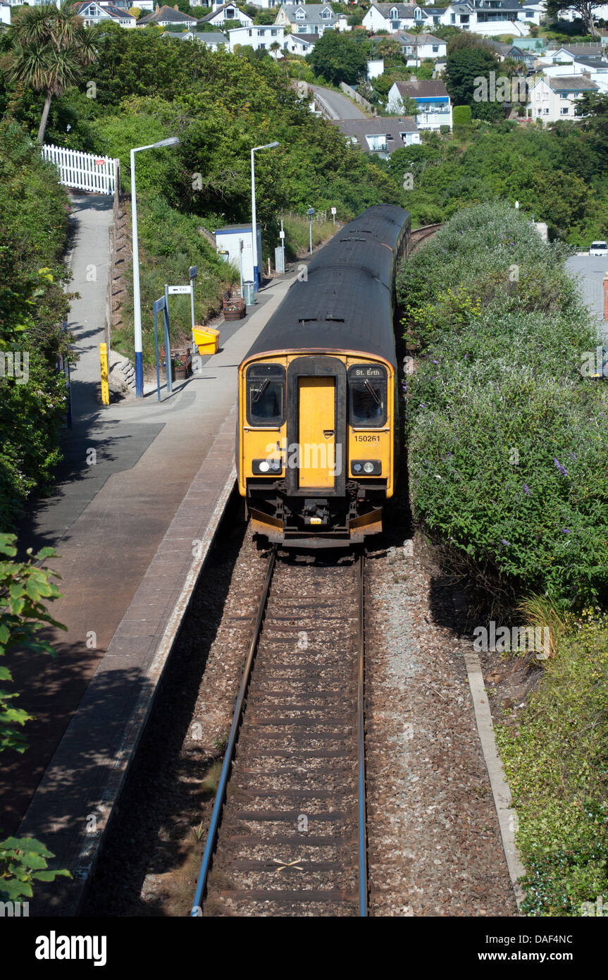 Un treno tira nella stazione a Carbis Bay vicino a st.ives, Cornwall, Regno Unito Foto Stock