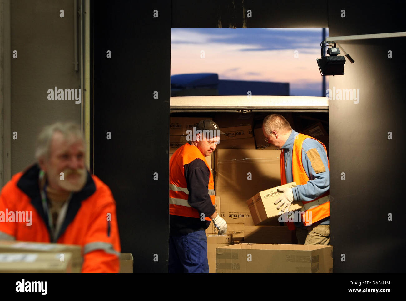 Amazon employeess lavorare all interno del venditore online il nuovo centro  logistico di Graben, Germania, 01 dicembre 2011. Foto: Karl-Josef  Hildenbrand Foto stock - Alamy