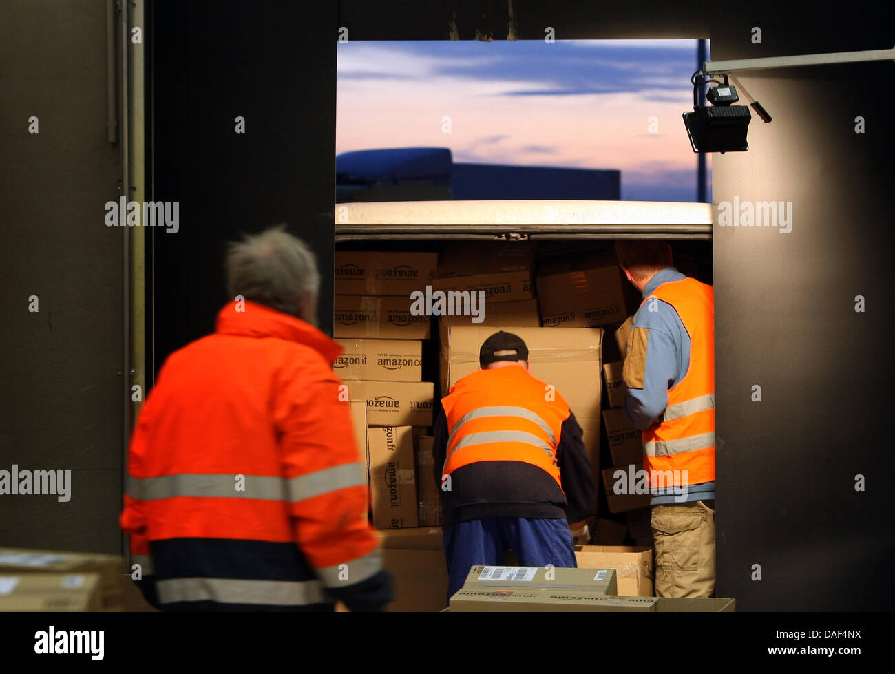 Amazon employeess lavorare all interno del venditore online il nuovo centro  logistico di Graben, Germania, 01 dicembre 2011. Foto: Karl-Josef  Hildenbrand Foto stock - Alamy