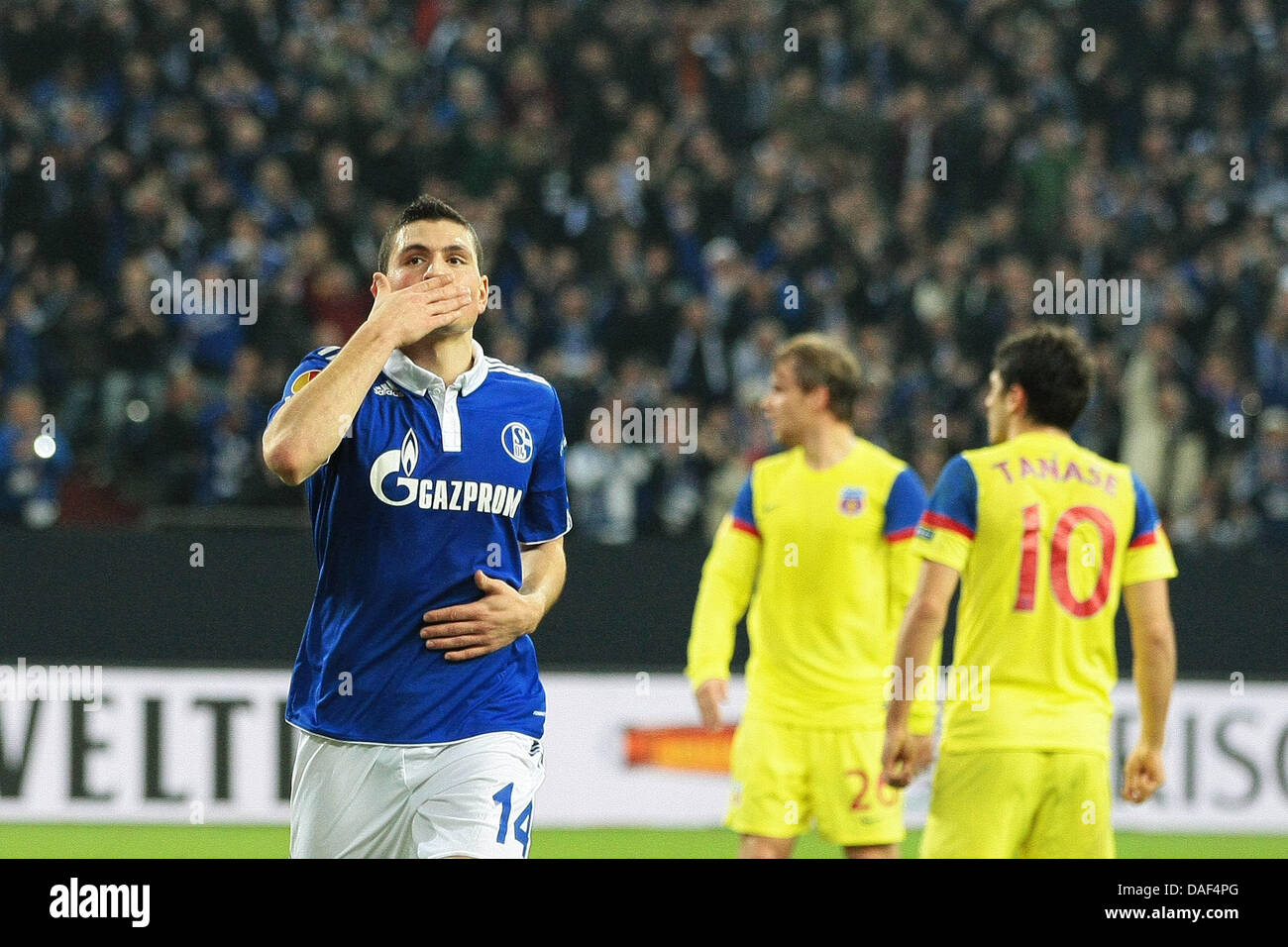 Schalke's Kyriakos Papadopoulos celebra durante l'Europa League Soccer Match Schalke 04 vs Steaua Bucarest a Veltins Arena di Gelsenkirchen, Germania, 01 dicembre 2011. Foto: Revierfoto Foto Stock