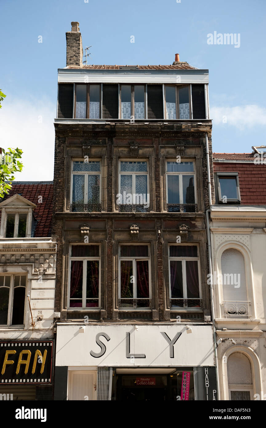 Sly alto e sottile di vecchia casa tradizionale Stretto di Calais Francia Foto Stock