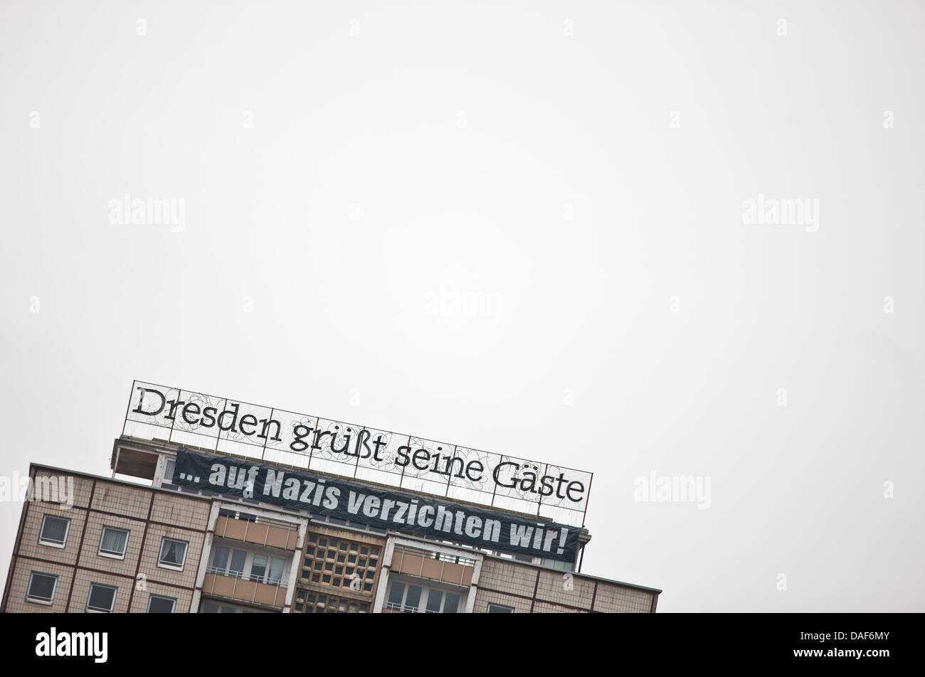 Gli attivisti aggiunto alla città vecchia slogan 'Dresden è saluto dei suoi visitatori il passus 'ci passano sui Nazisti, sebbene." di Dresda, in Germania il 11 febbraio 2011. Nazi-manifestazioni sono previste per il 13 e 19 febbraio 2011. Foto: Oliver Killig Foto Stock