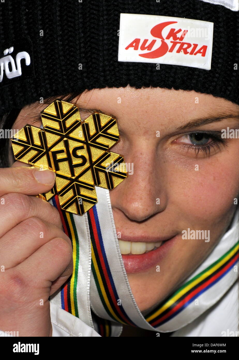 Anna Fenninger dell'Austria (Oro) durante la premiazione per le donne del Super combinati a Campionati del Mondo di sci a Garmisch-Partenkirchen, in Germania, 11 febbraio 2011. Foto: Peter Kneffel Foto Stock