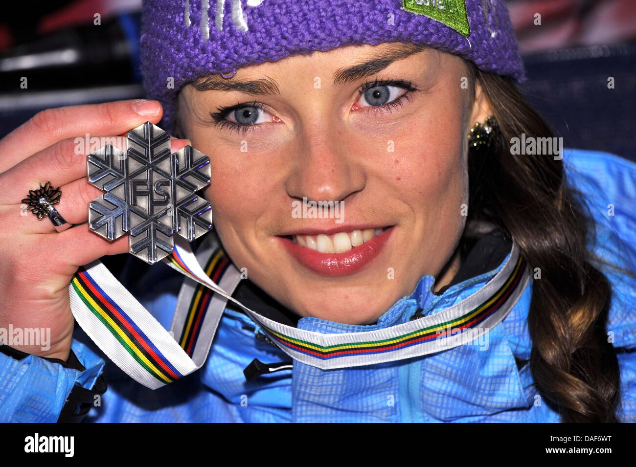 Tina Maze di Slovenia durante la premiazione per le donne del Super combinati a Campionati del Mondo di sci a Garmisch-Partenkirchen, in Germania il 11 febbraio 2011. Foto: Peter Kneffel Foto Stock