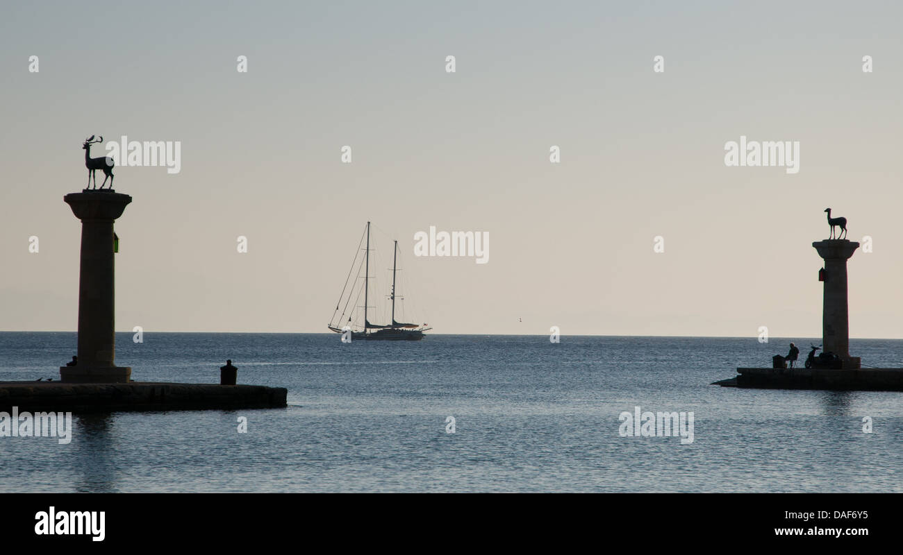 Entrata al Porto di Mandraki con capretta e statue di cervo la marcatura del punto in cui il Colosso di Rodi è stato creduto di avere si fermò Foto Stock