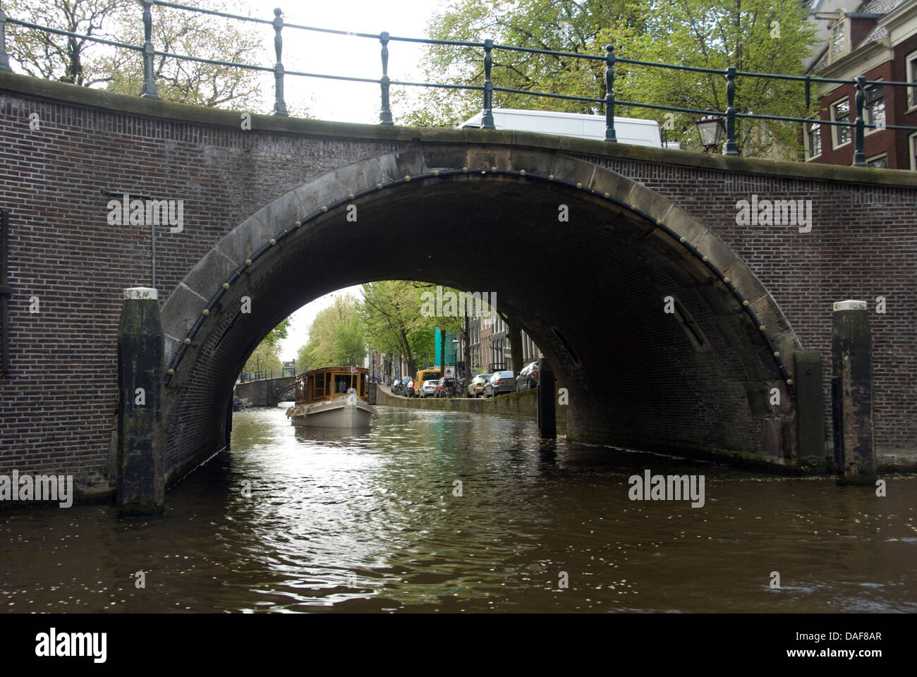 Paesi Bassi; AMSTERDAM; ponte 0VER CANAL con il lancio in procinto di passare sotto Foto Stock