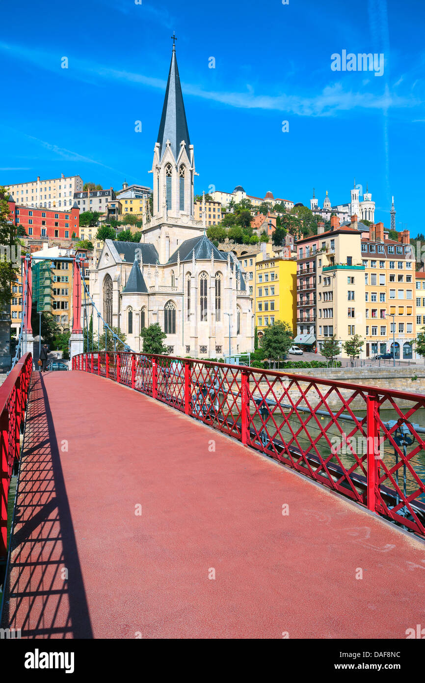 Vista della città di Lione con red passerella sul fiume Saone Foto Stock