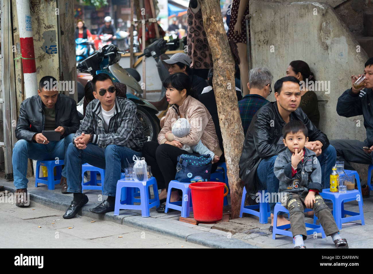 Tipica la vita quotidiana nelle strade di Hanoi, Vietnam Foto Stock