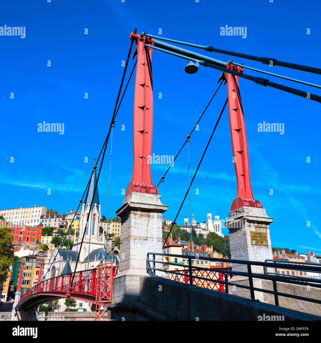 Parte della città di Lione con red passerella sul fiume Saone Foto Stock