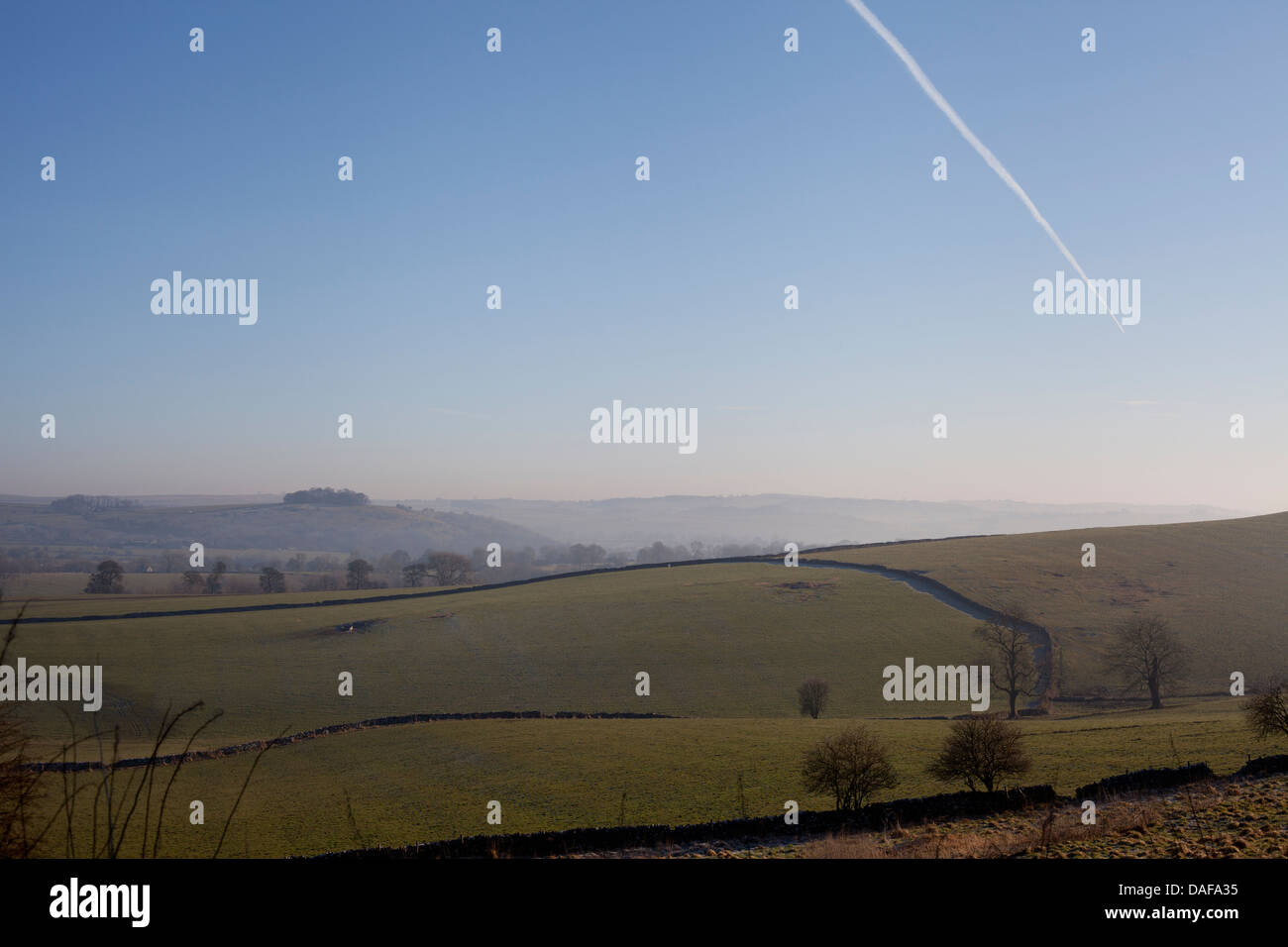 Cielo blu su terreni agricoli in inglese Foto Stock