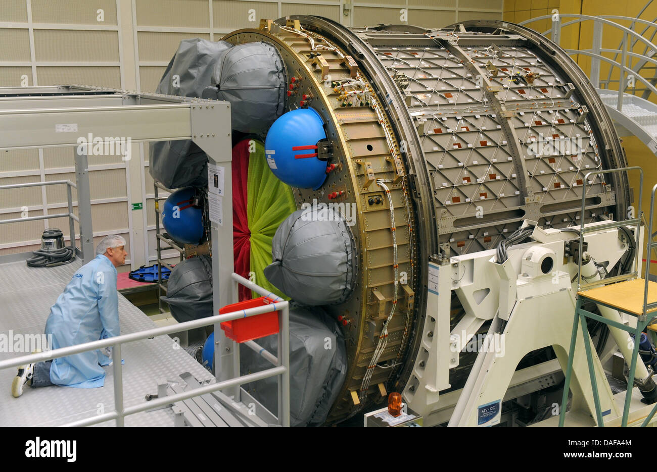 Un tecnico del viaggio spaziale società EADS Astrium GmbH lavora sul montaggio del unmanned space transporter per la Stazione Spaziale Internazionale ISS in Bremen, Germania, 15 febbraio 2011. ATV2 "Johannes Kepler' lancerà nello spazio nella serata con un razzo Ariane 5. Foto: Ingo Wagner Foto Stock