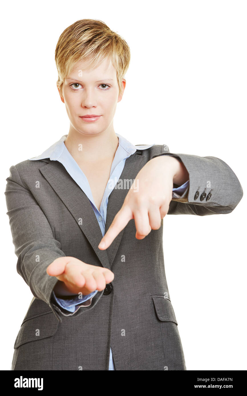 Giovane donna business puntando al suo vuoto palm con il suo dito indice Foto Stock