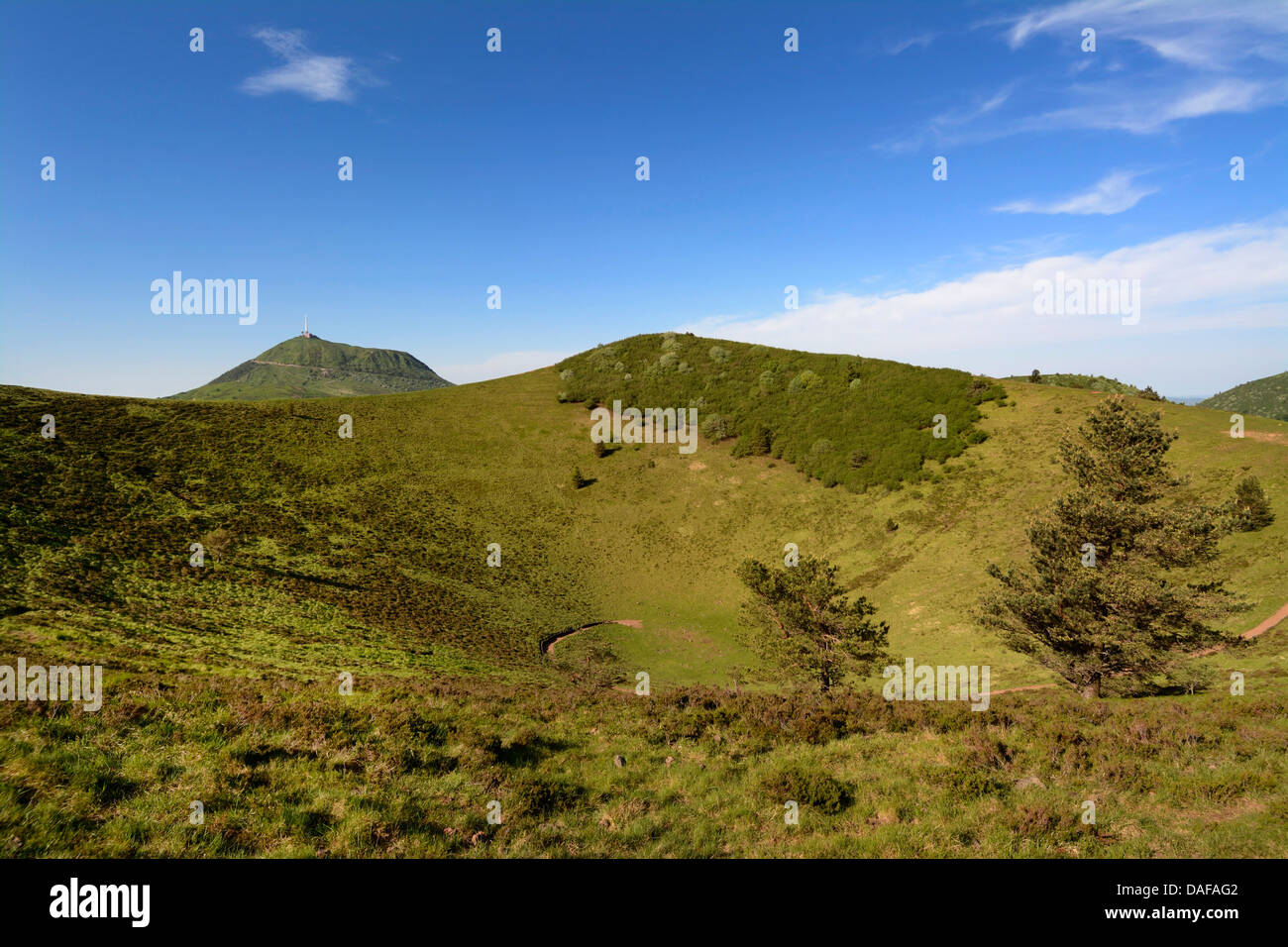 Puy de Dome visto da Puy de Pariou,. Il Parco Naturale Regionale dei Vulcani d'Auvergne Puy de Dome, Auvergne, Francia Foto Stock