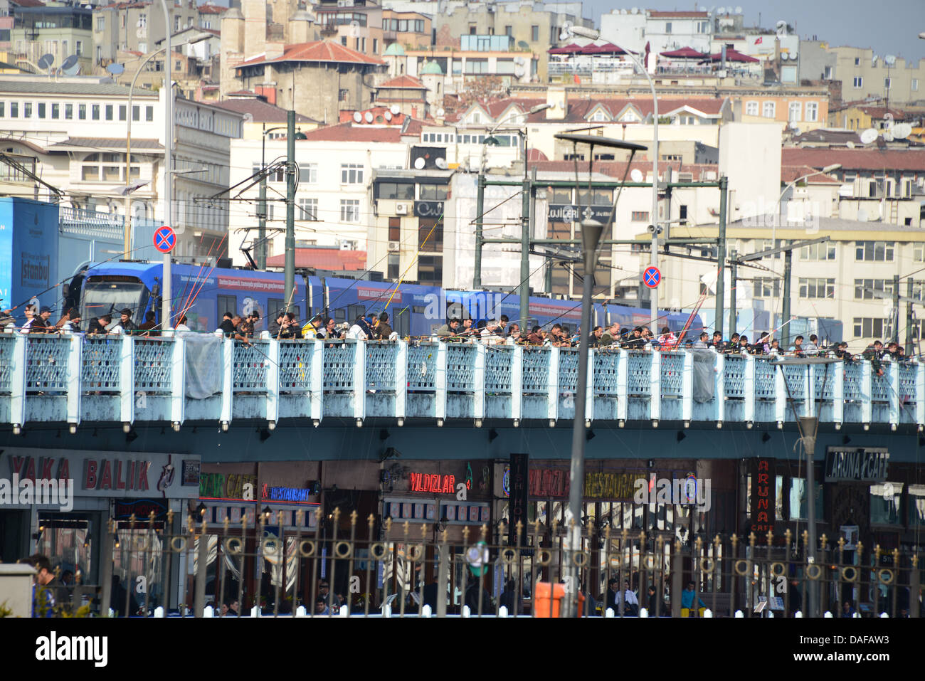 I pescatori su un ponte sopra il Golden Horn in Istanbul Foto Stock