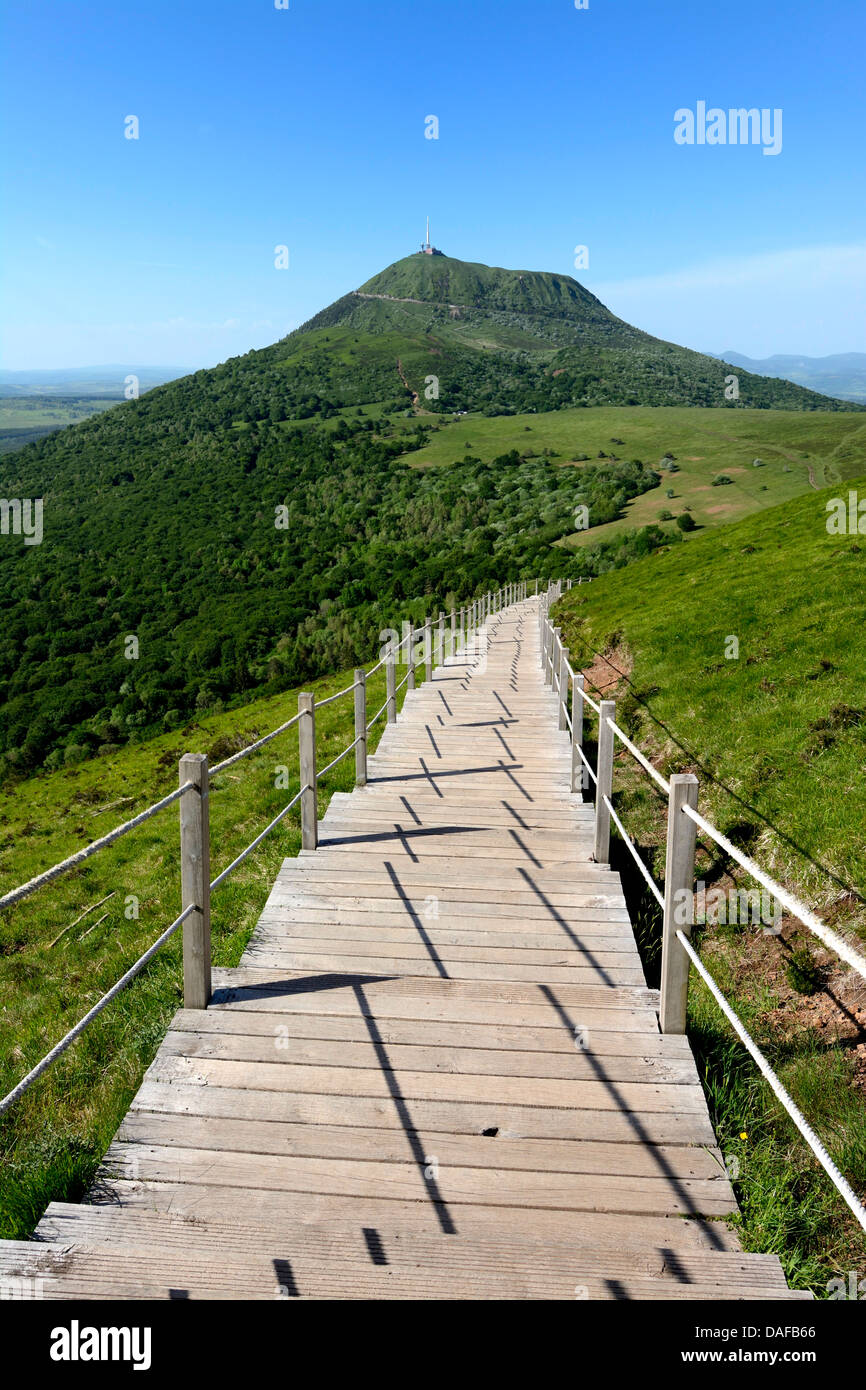 Il sentiero verso il Puy de Dome / Puy-de-Dome vulcano e del paesaggio in Auvergne, Francia Foto Stock