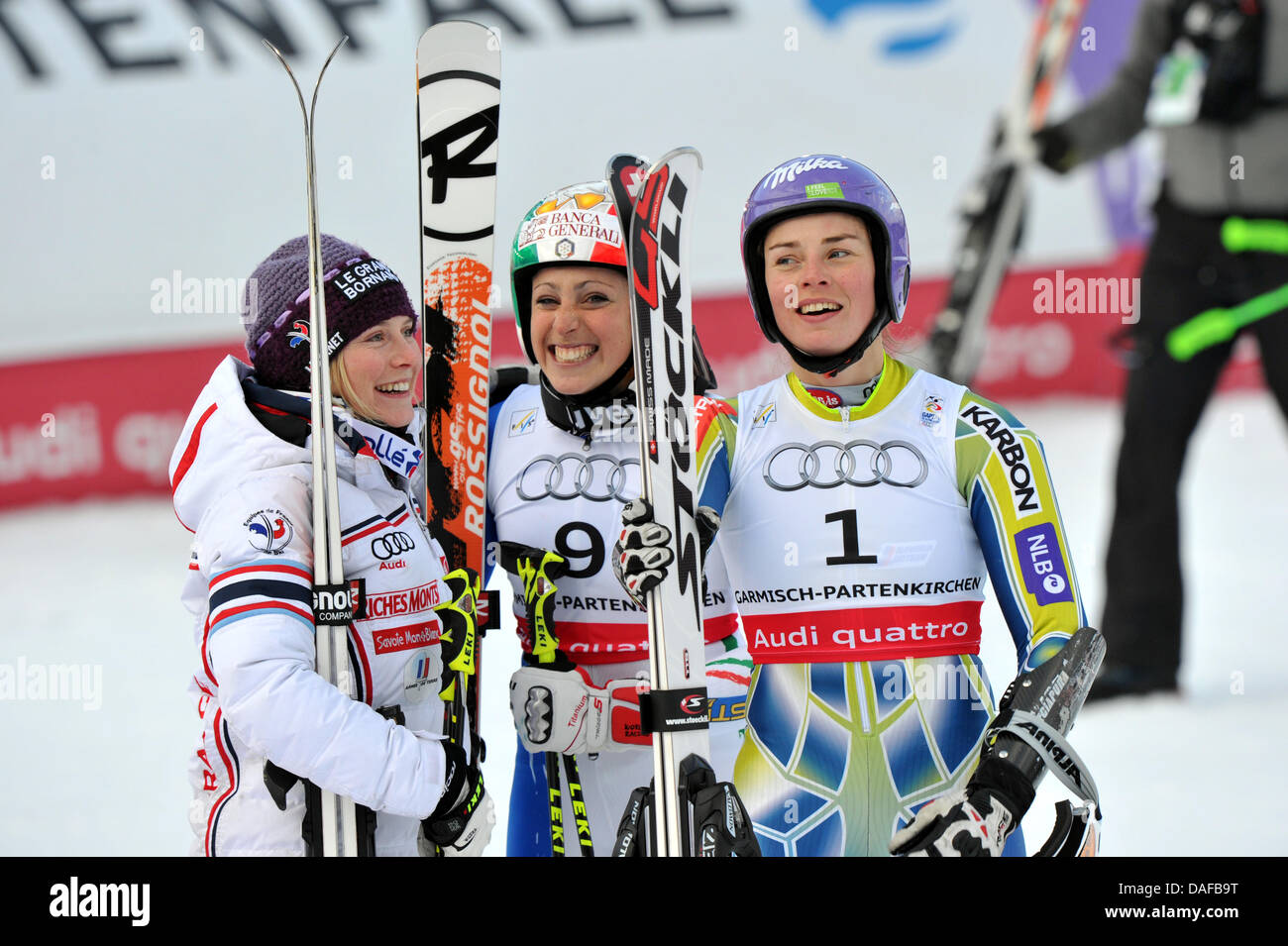 (L-R) Tessa Worley della Francia, Federica Brignone dell Italia e Tina Maze di Slovenia celebrare nella area di finitura dopo la seconda esecuzione di donne Slalom Gigante a Campionati del Mondo di sci a Garmisch-Partenkirchen, in Germania, il 17 febbraio 2011. Foto: PETER KNEFFEL Foto Stock