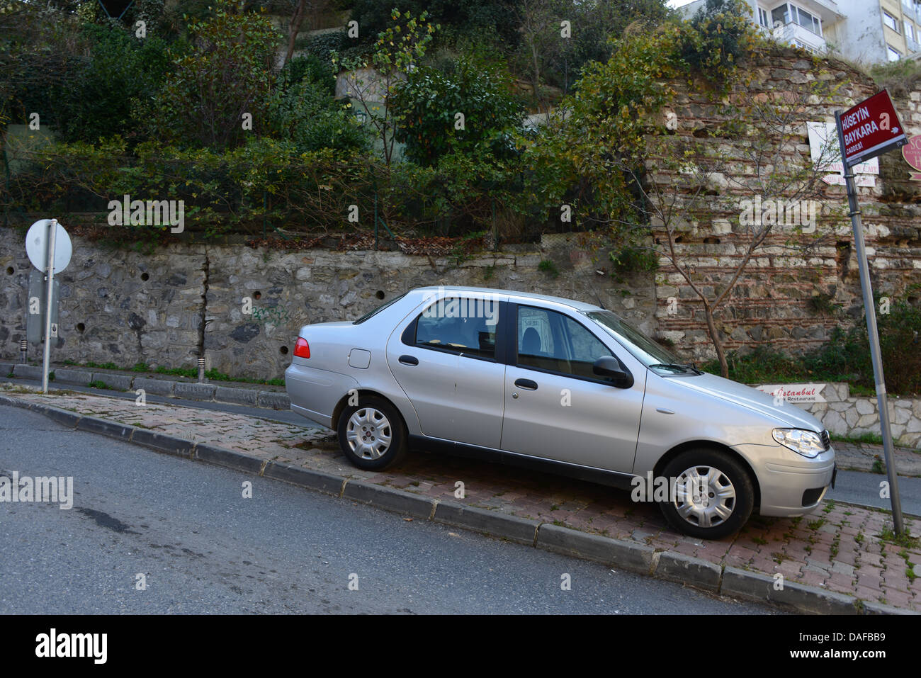 Macchina parcheggiata in Istanbul Asia lato Foto Stock