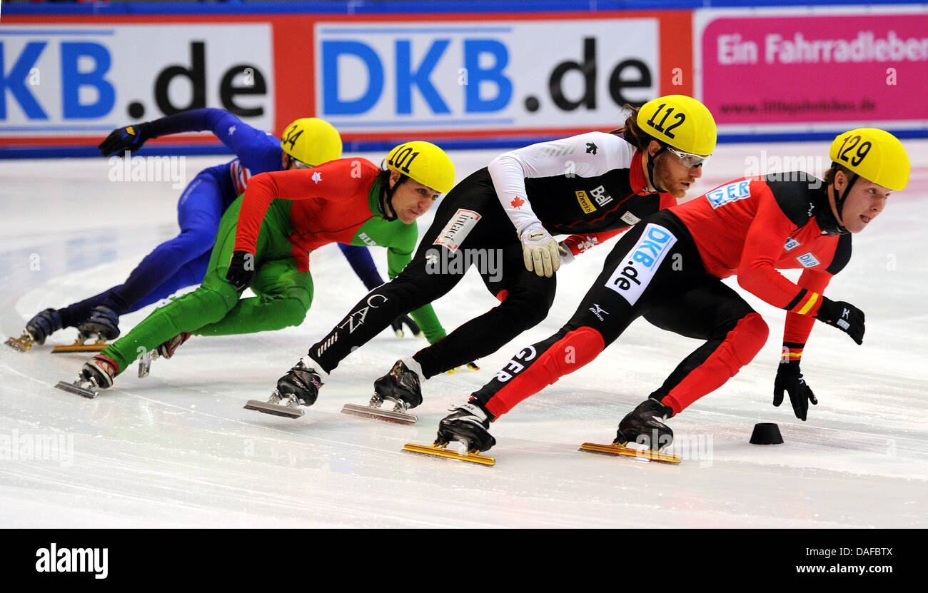 Deutschlands Hannes Kröger (r)"führt am Freitag (18.02.2011) in der Eishalle in Dresden seinen Vorlauf über 500 metro im Rahmen des Weltcup-Finales im breve via vor Olivier Jean aus Kanada, Siarhei Yakushkou aus Bulgarien sowie Jon Eley aus Großbritannien un. Von Freitag bis Sonntag trifft sich die Weltelite der Shorttracker in der sächsischen Landeshauptstadt zum Abschluss der W Foto Stock