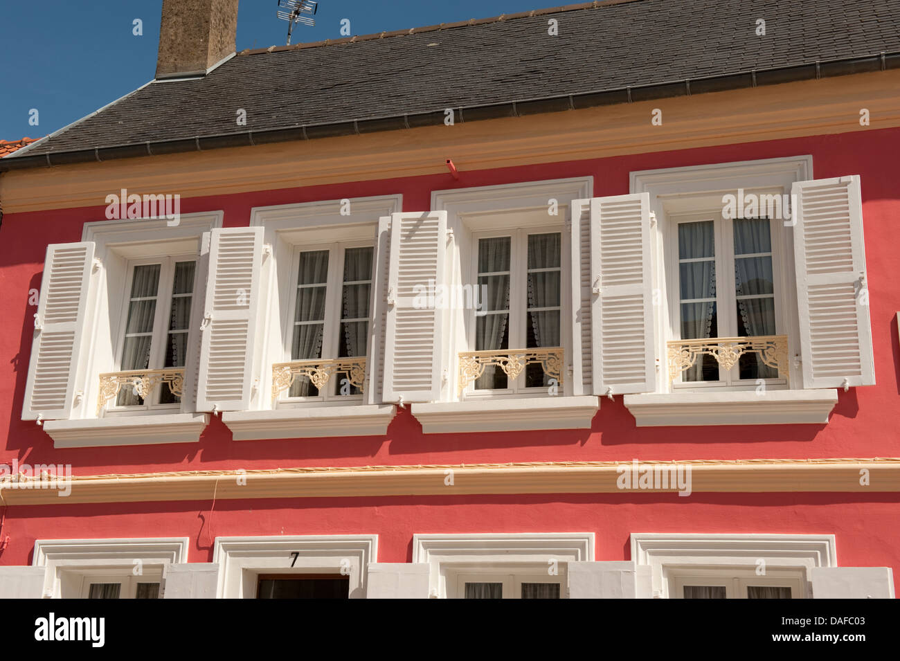 Bianco brillante bold persiane alle finestre di Montreuil in Francia Foto Stock