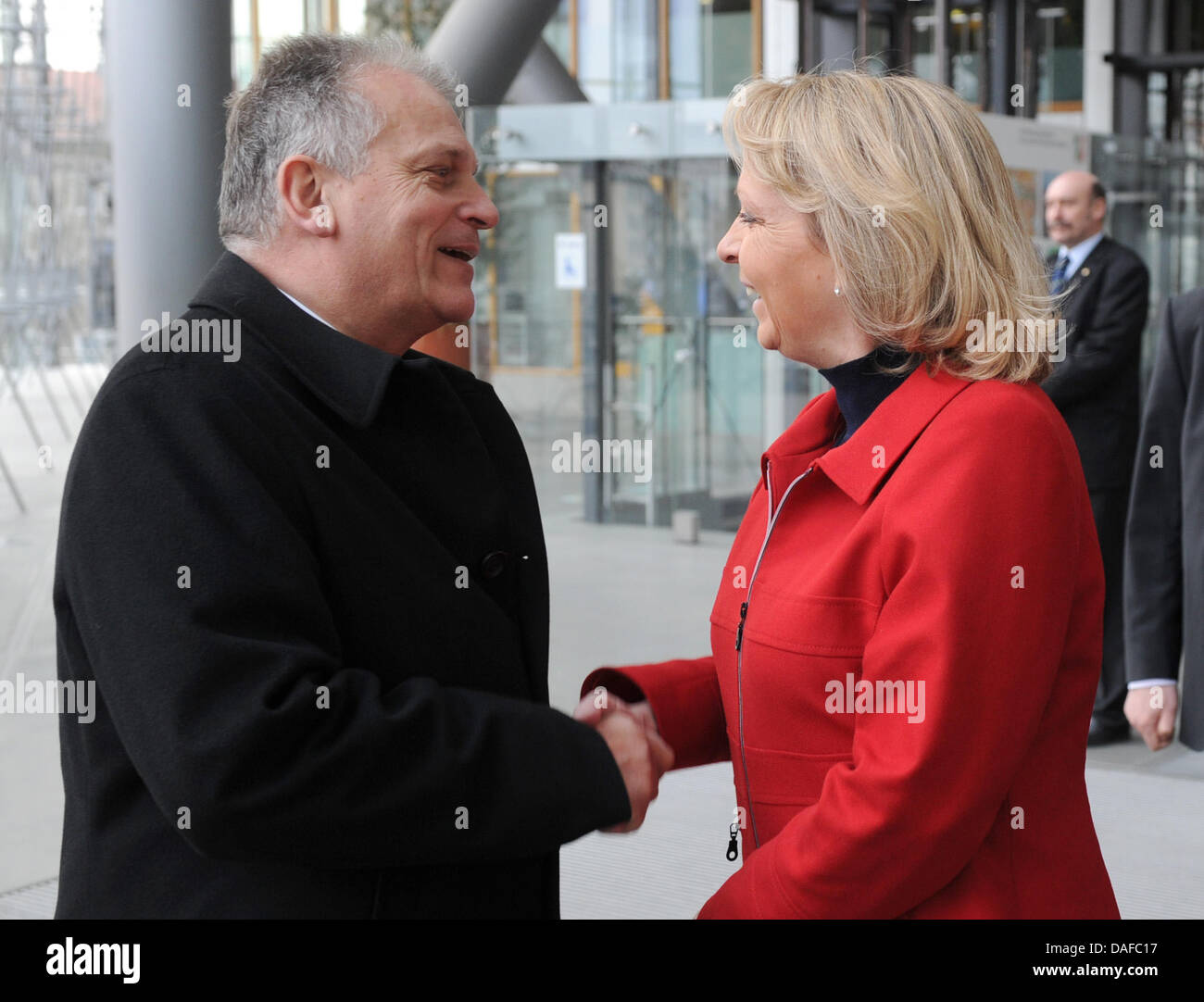 Renania settentrionale-Vestfalia il Ministro Presidente Hannelore Kraft (SPD) saluta Presidente del Consiglio federale dell'Austria, Gottfried Kneifel, nella cancelleria di Stato a Duesseldorf in Germania, 10 febbraio 2011. Una delegazione in Austria è il pagamento di una visita in Renania settentrionale-Vestfalia. Foto: Julian Stratenschulte Foto Stock