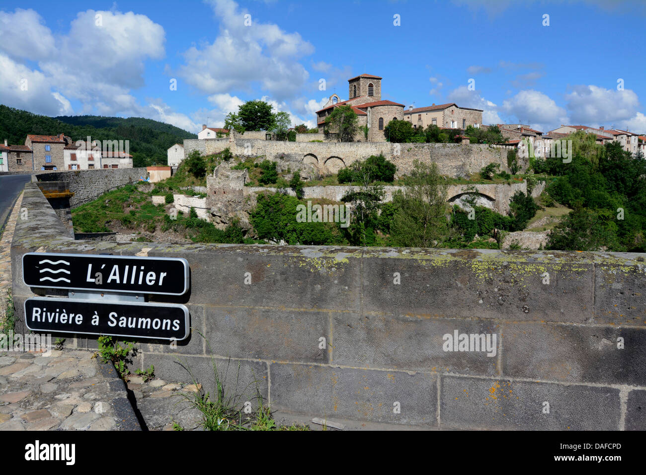 Villaggio di Vieille-Brioude sul fiume Allier, Haute-Loire, Auvergne Francia centrale, Europa Foto Stock