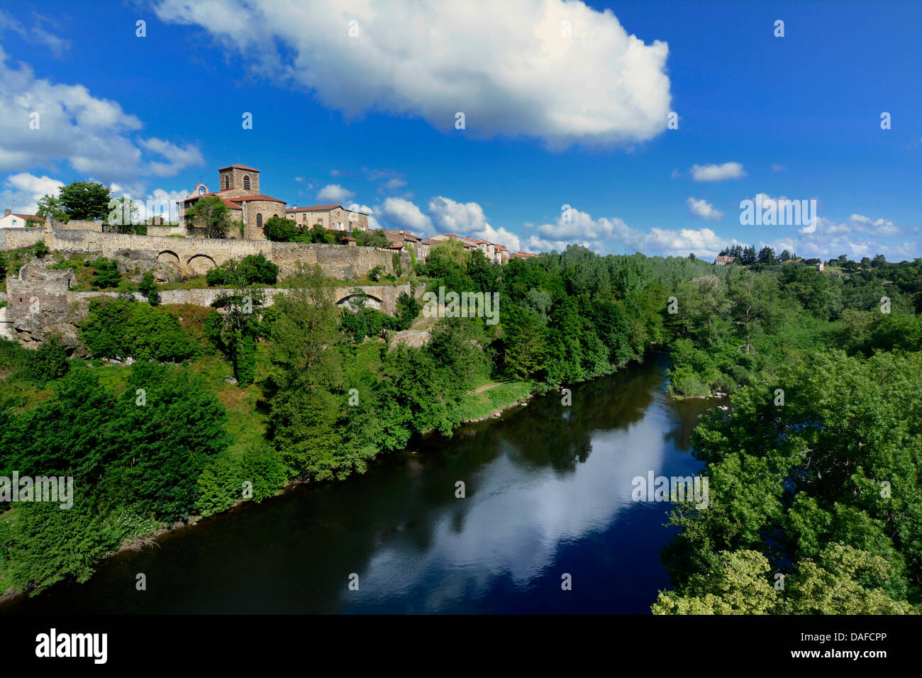 Villaggio di Vieille-Brioude sul fiume Allier in Haute Loire, Auvergne Francia centrale, Europa Foto Stock