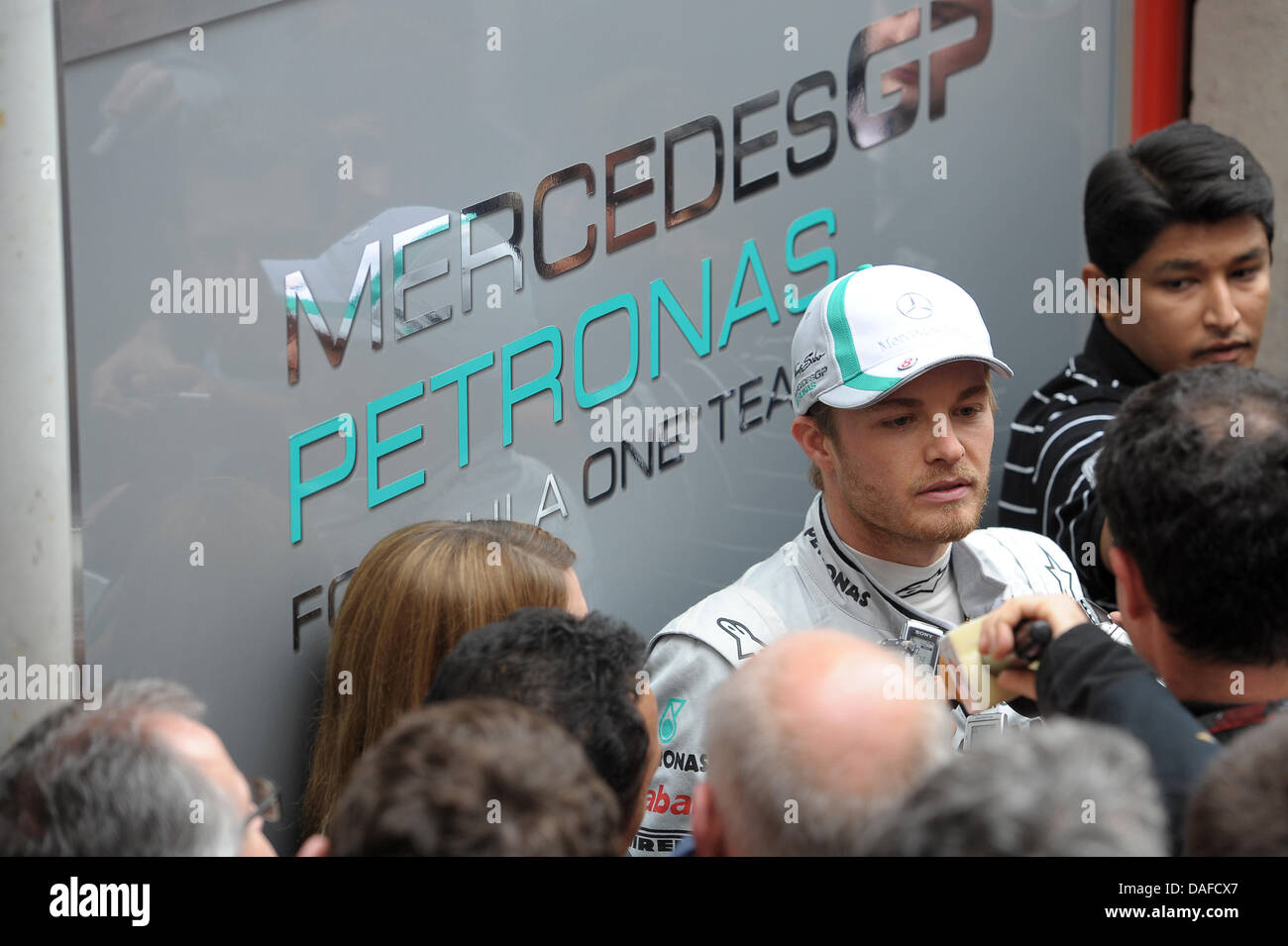 Tedesco di Formula Uno Pilota Nico Rosberg del team Mercedes Grand Prix si erge nel paddock durante i test ufficiali corrono lungo il 'Circuito de Catalunya" PISTA DI MONTMELO vicino a Barcellona, Spagna, 19 febbraio 2011. Foto: David Ebener Foto Stock