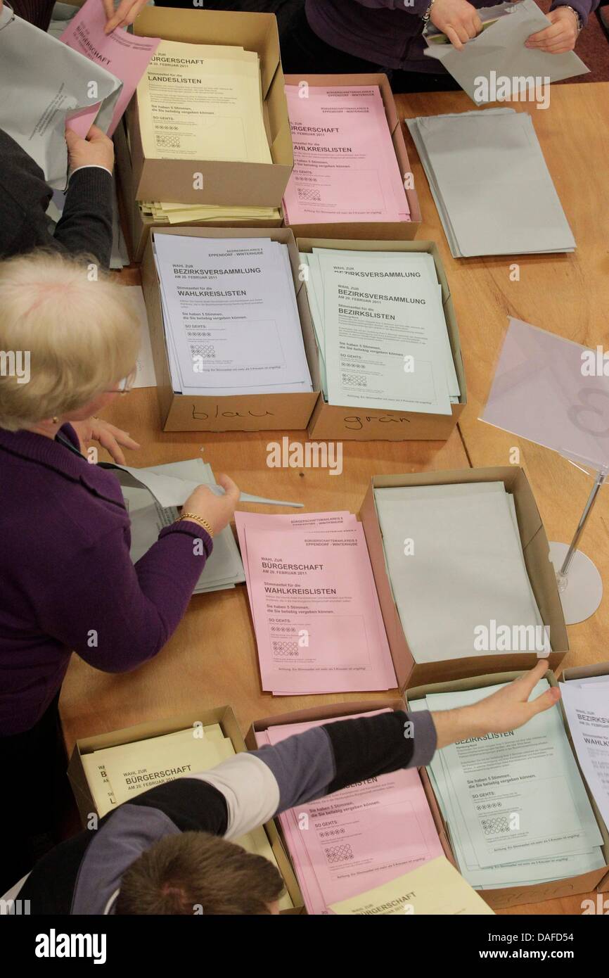 Gli addetti di polling il conteggio delle schede elettorali di Amburgo elezioni parlamentari ad Amburgo, Germania, 20 febbraio 2011. Circa 1,3 milioni di elettori in Hamburg rappresentanti eletti al 121 posti in stato di Amburgo il parlamento. I risultati preliminari vedere la maggioranza assoluta per i Socialdemocratici (SPD). Foto: Markus Scholz Foto Stock