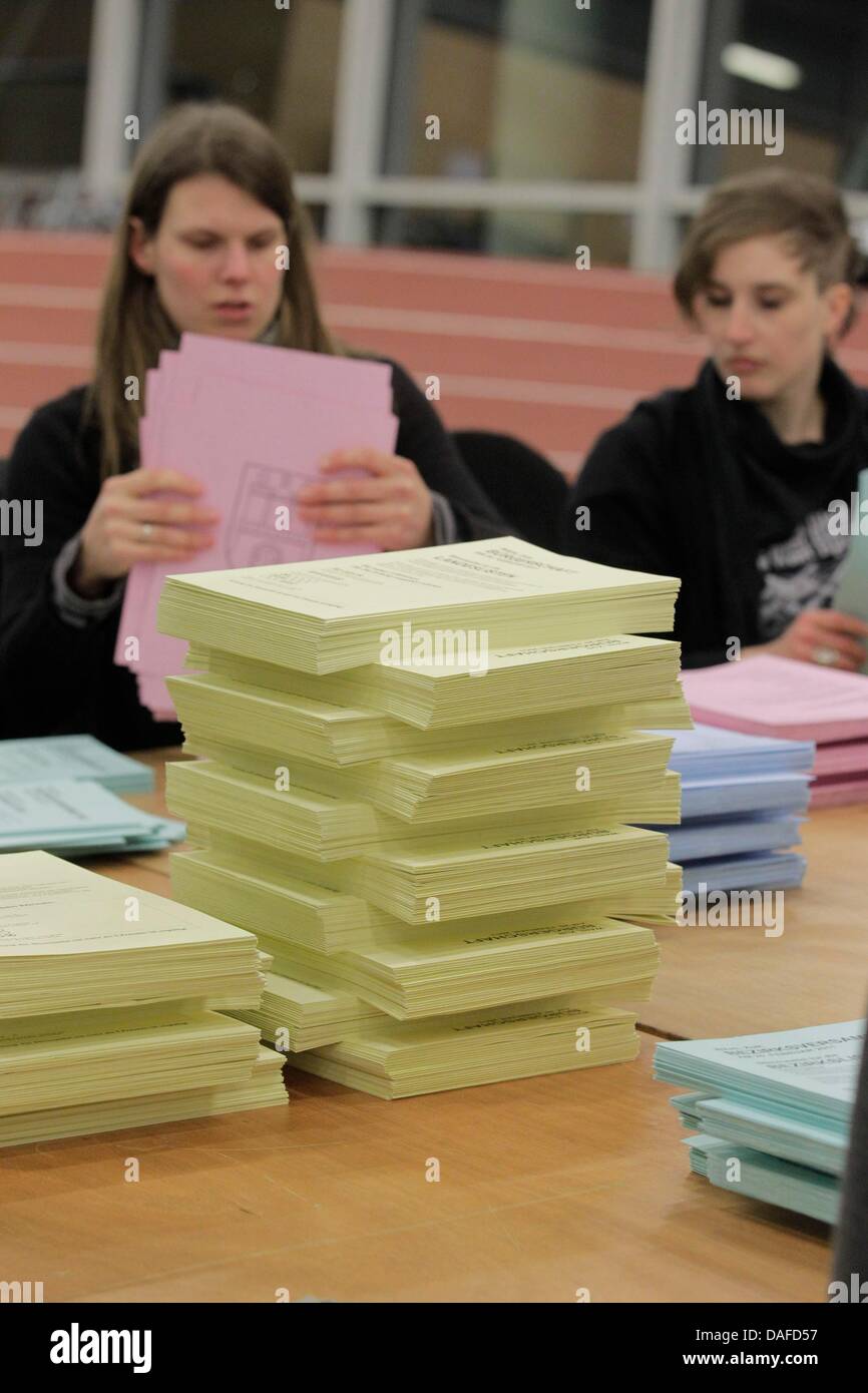 Gli addetti di polling il conteggio delle schede elettorali di Amburgo elezioni parlamentari ad Amburgo, Germania, 20 febbraio 2011. Circa 1,3 milioni di elettori in Hamburg rappresentanti eletti al 121 posti in stato di Amburgo il parlamento. I risultati preliminari vedere la maggioranza assoluta per i Socialdemocratici (SPD). Foto: Markus Scholz Foto Stock