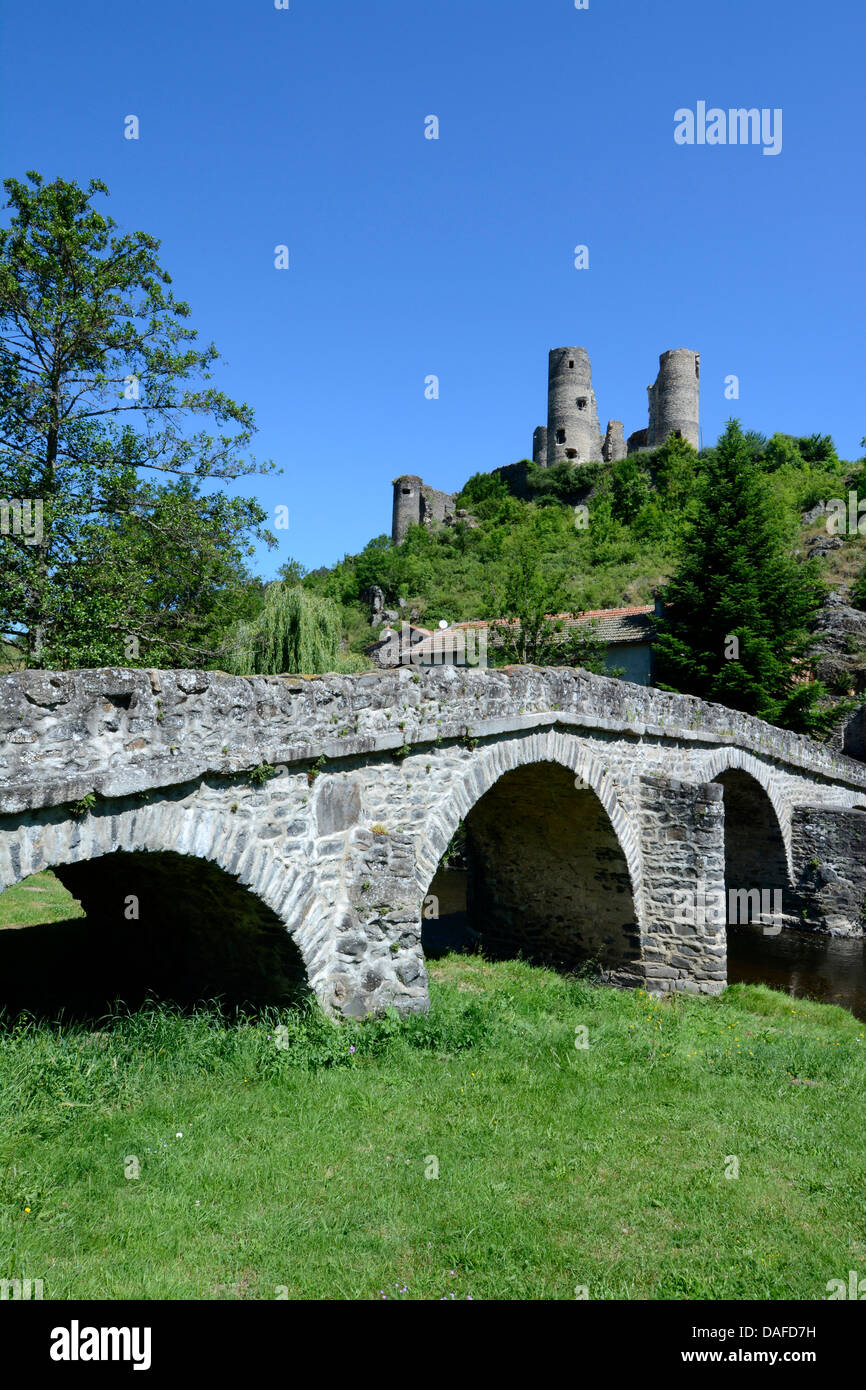 Un antico ponte in pietra di fronte Château de Domeyrat castello, Domeyrat, Haute-Loire, Auvergne Francia, Europa Foto Stock