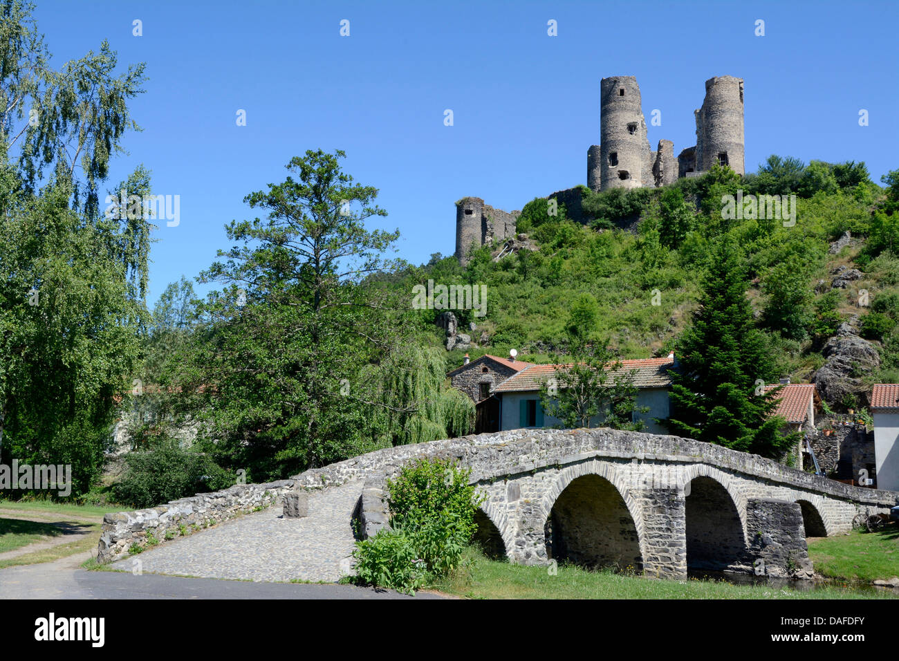 Un antico ponte in pietra di fronte Château de Domeyrat castello, Domeyrat, Haute-Loire, Auvergne Francia, Europa Foto Stock